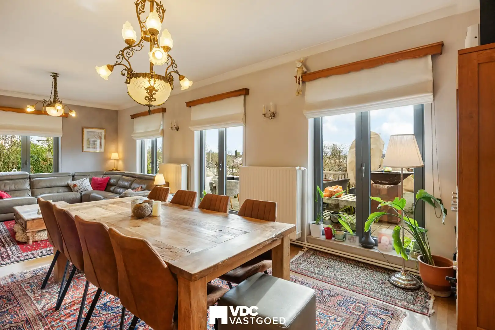 Ruime villa met praktijkruimte of extra woonruimte, zicht op bloesemweide en perceel van 1.745 m² foto 10