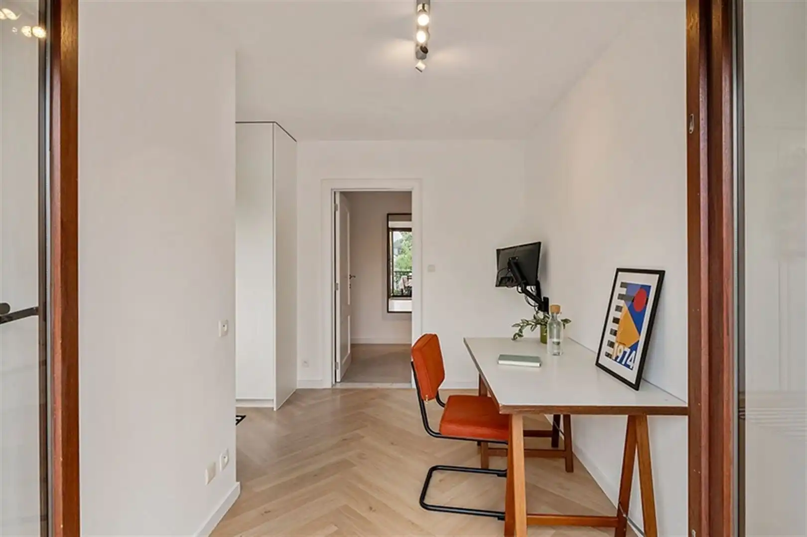 Instapklaar appartement met 2 grote slaapkamers, terras en garagebox foto 16