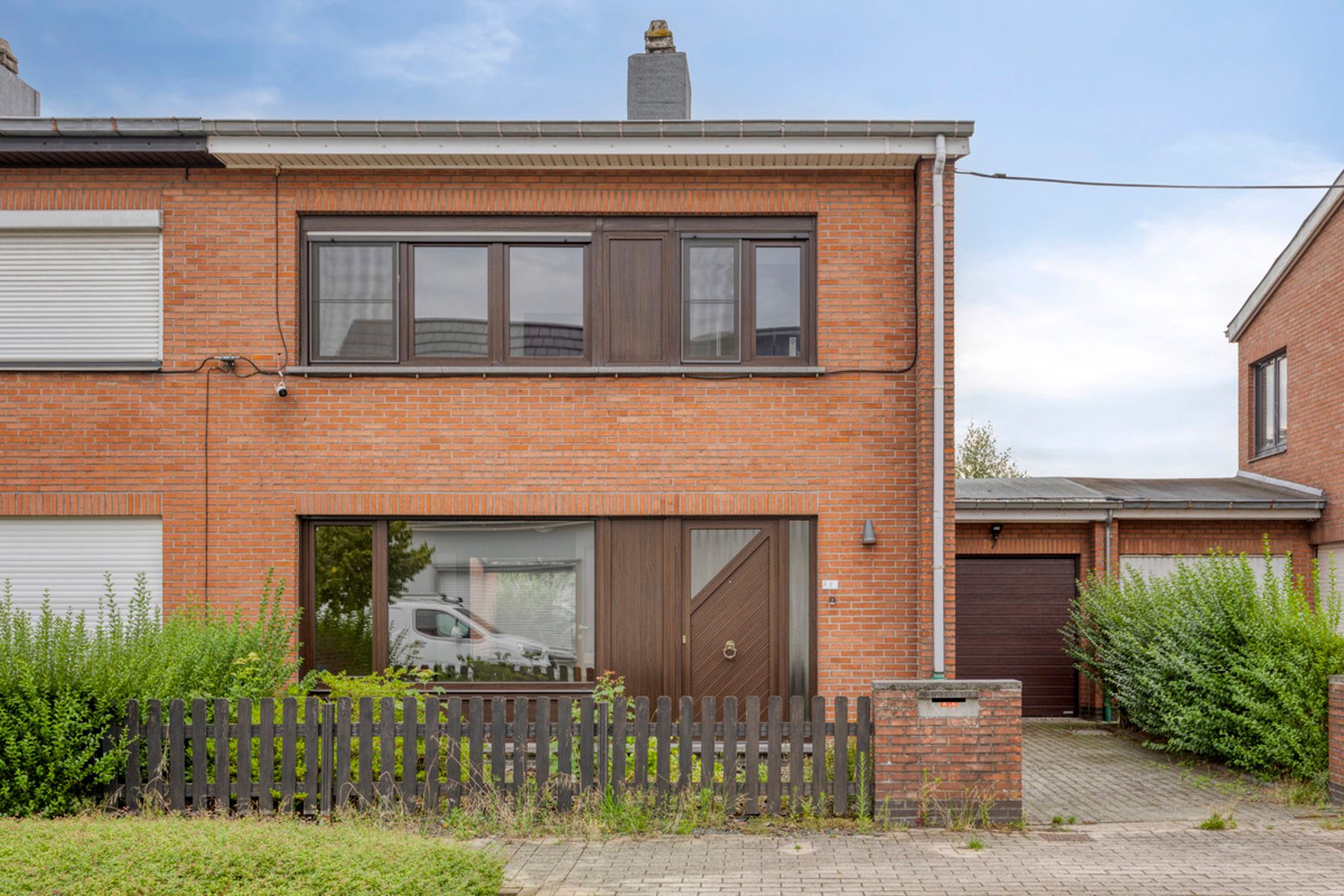 IN OPTIE - Onderhouden half-open bebouwing met garage. foto 3