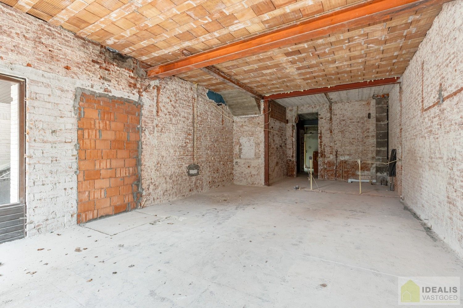 Ruim opgezet, klassevol en naar wens af te werken/ in te richten pand met winkel/kantoorruimte én uiterst ruim appartement met maar liefst 4 slaapkamers foto 6