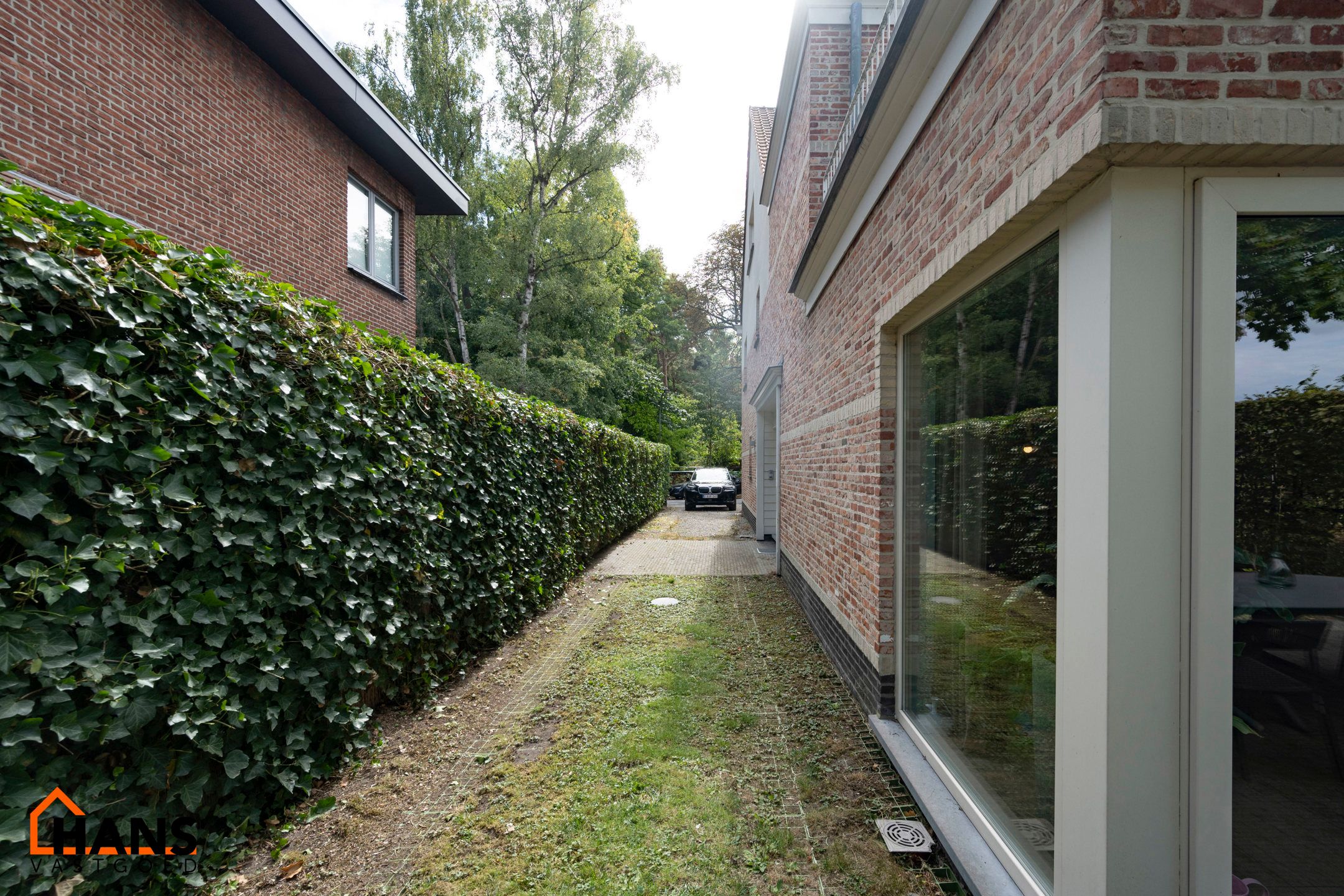 Halfopen landhuis, residentieel gelegen.  foto 26