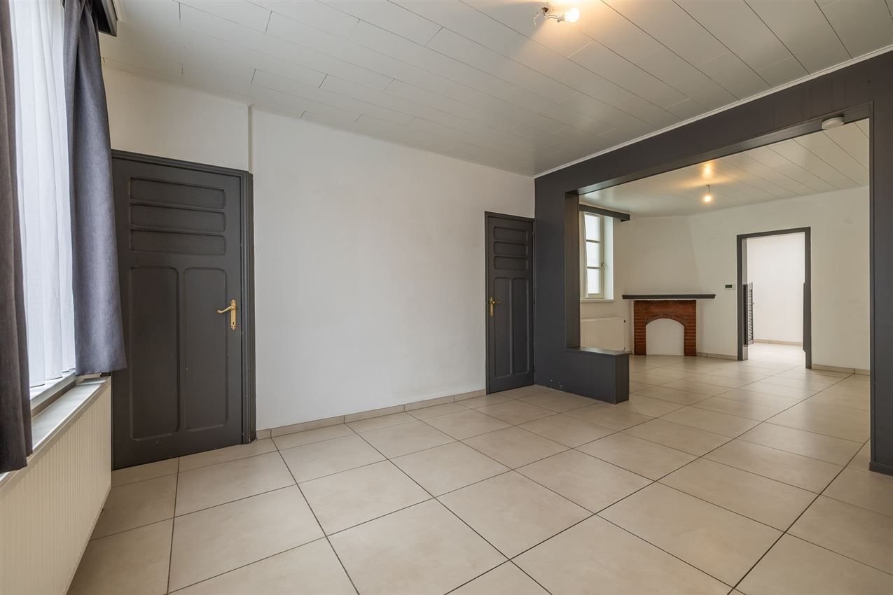 Gerenoveerde woning in rustige straat, 2 slaapkamers, ruime keuken, conforme elektriciteit en wandelroutes vlakbij. foto 3