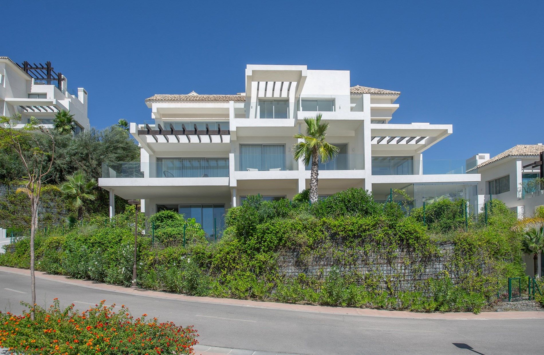 Marbella Club Hills - Prachtige instapklare penthouse met solarium, ruime woonkamer met volledig ingerichte keuken en biedt prachtig uitzicht op zee en het groe foto 1