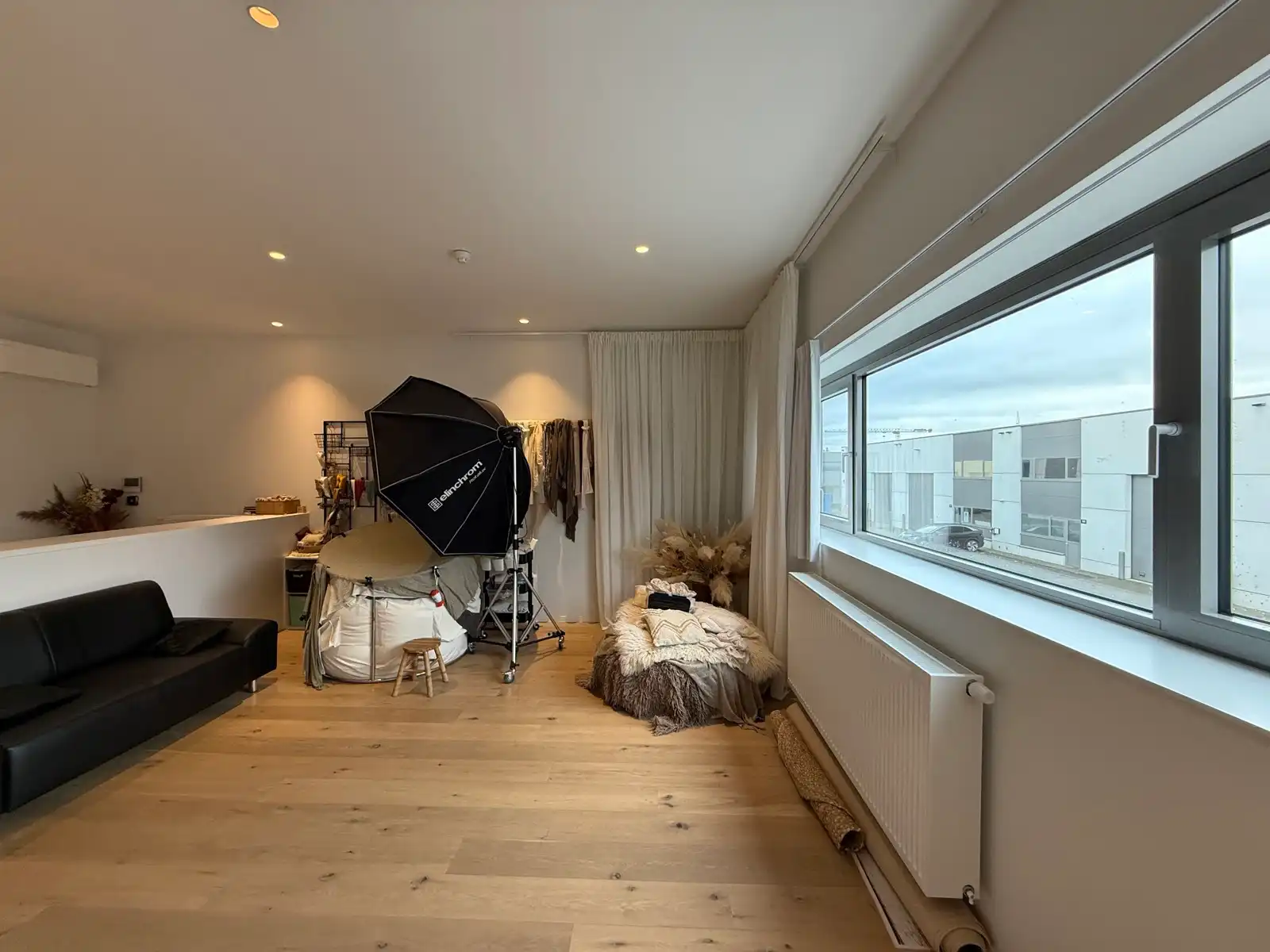 Perfect afgewerkt industriepand met kantoor en loods foto 12