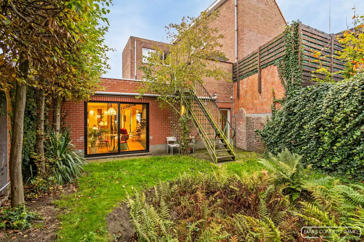 Te koop handelspand op top locatie met bovenliggend ruim appartement foto 16