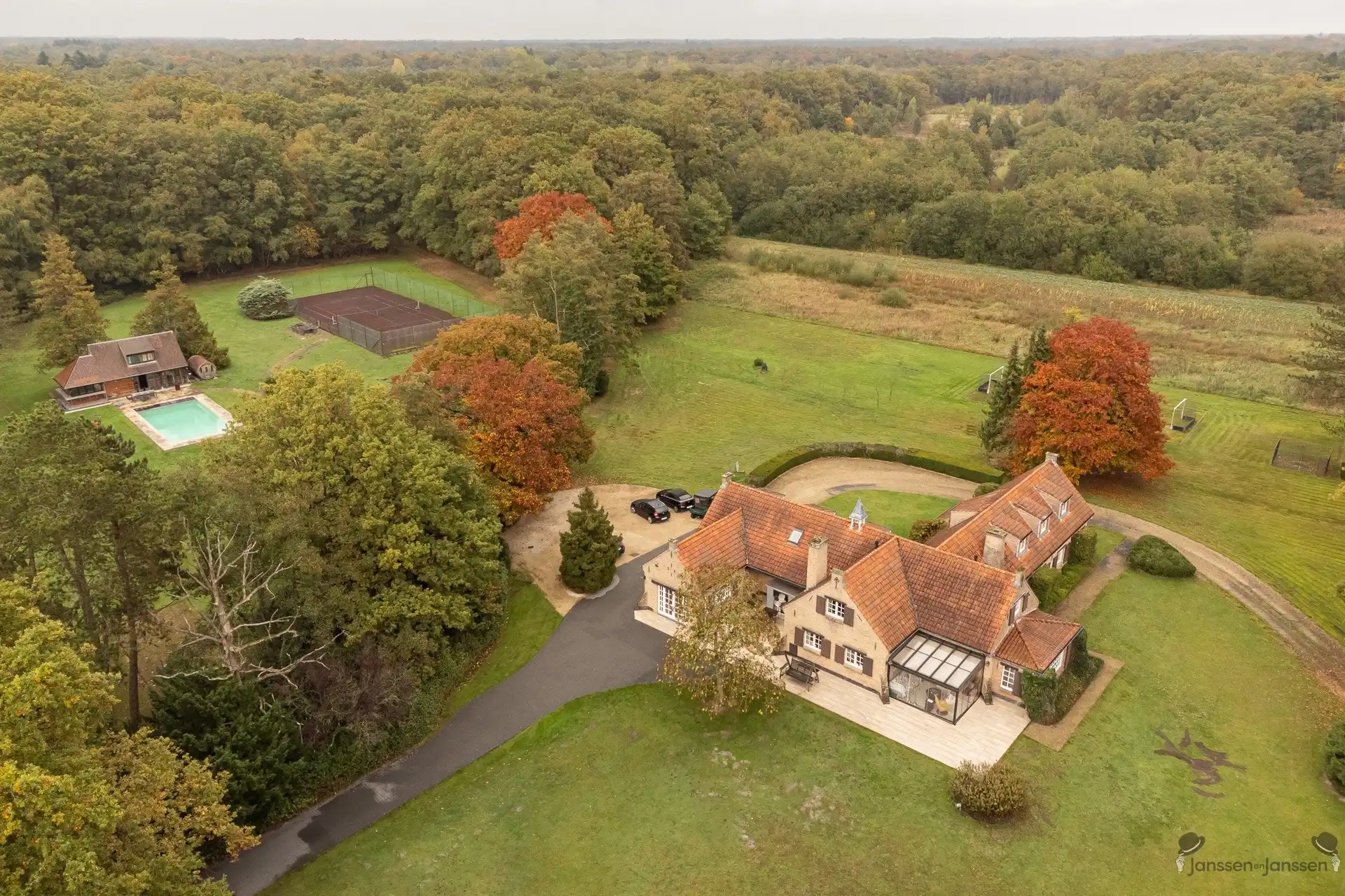 domein van ca.20 ha met 2 woningen foto 4