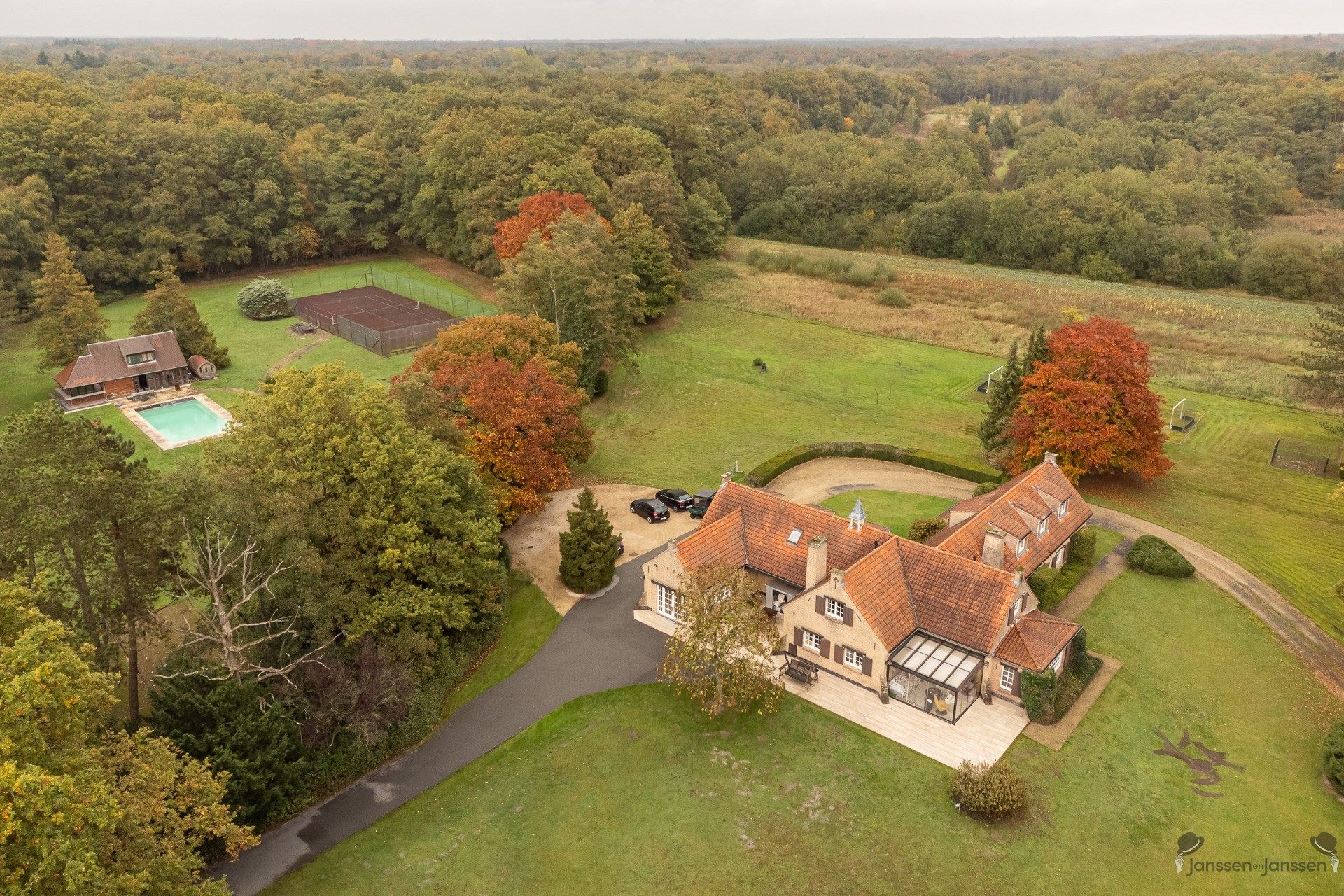 domein van ca.22 ha met 2 woningen foto 4