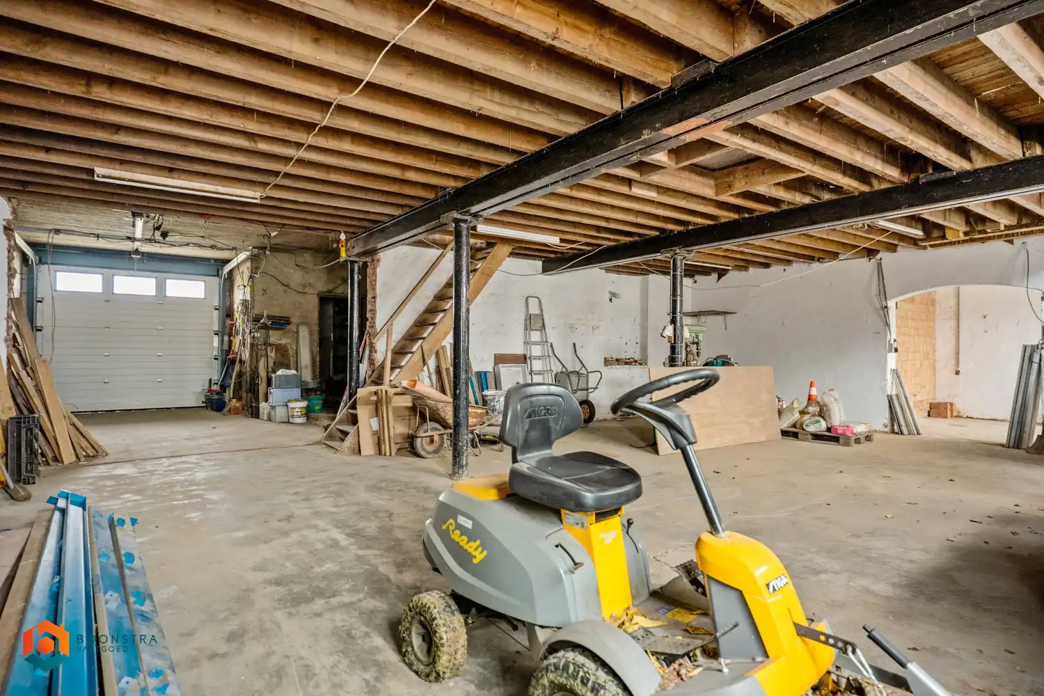 Zonevreemde woning met magazijn te Putte foto 24