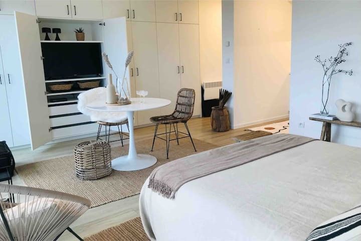 Prachtige zongerichte studio op het 9de verdiep met ruim terras en zicht op zee! foto {{pictureIndex}}