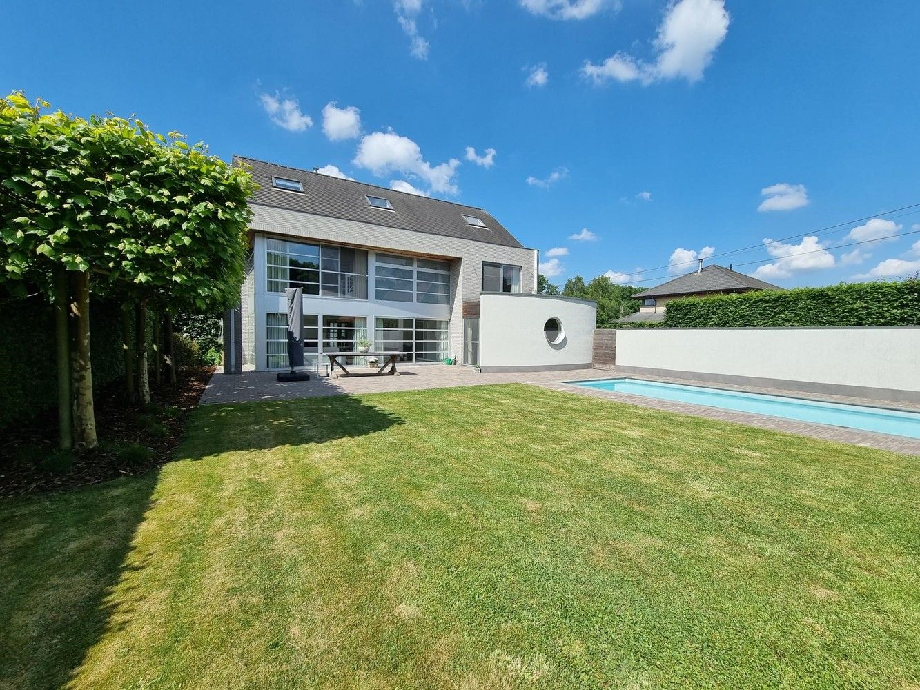 Prachtige villa woning, rustig gelegen met zonnige, diepe tuin voorzien van zwembad en poolhouse. foto {{pictureIndex}}