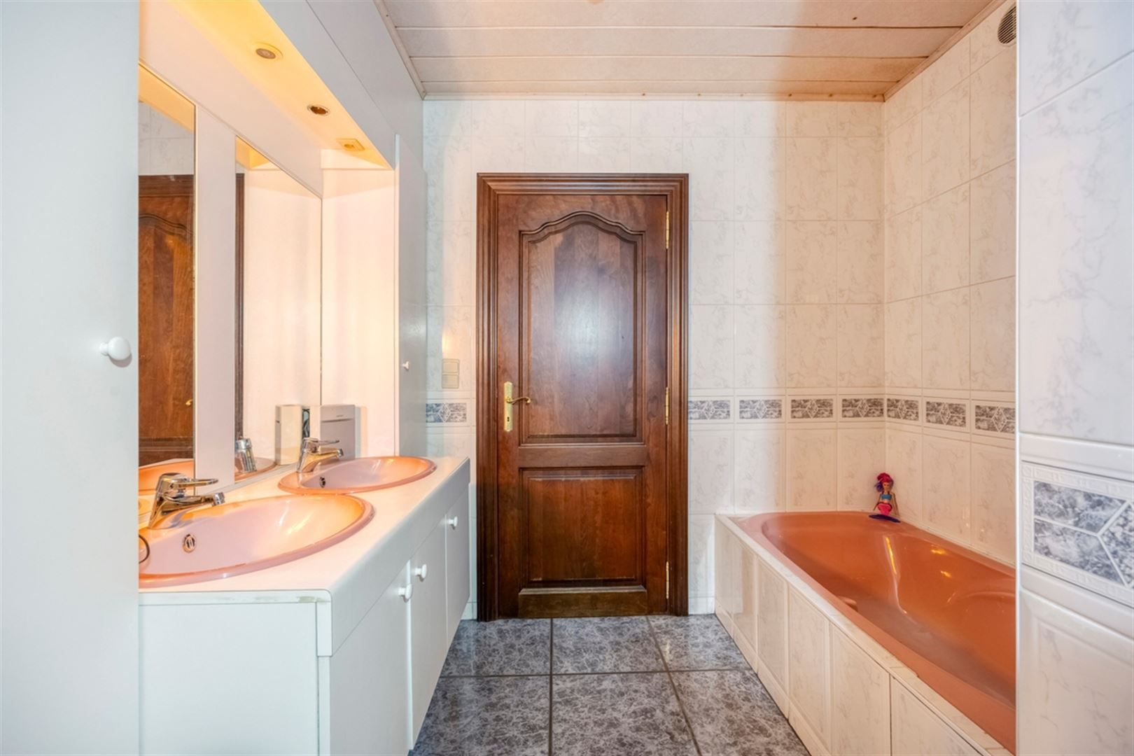 Ruime rijwoning met garage foto 11