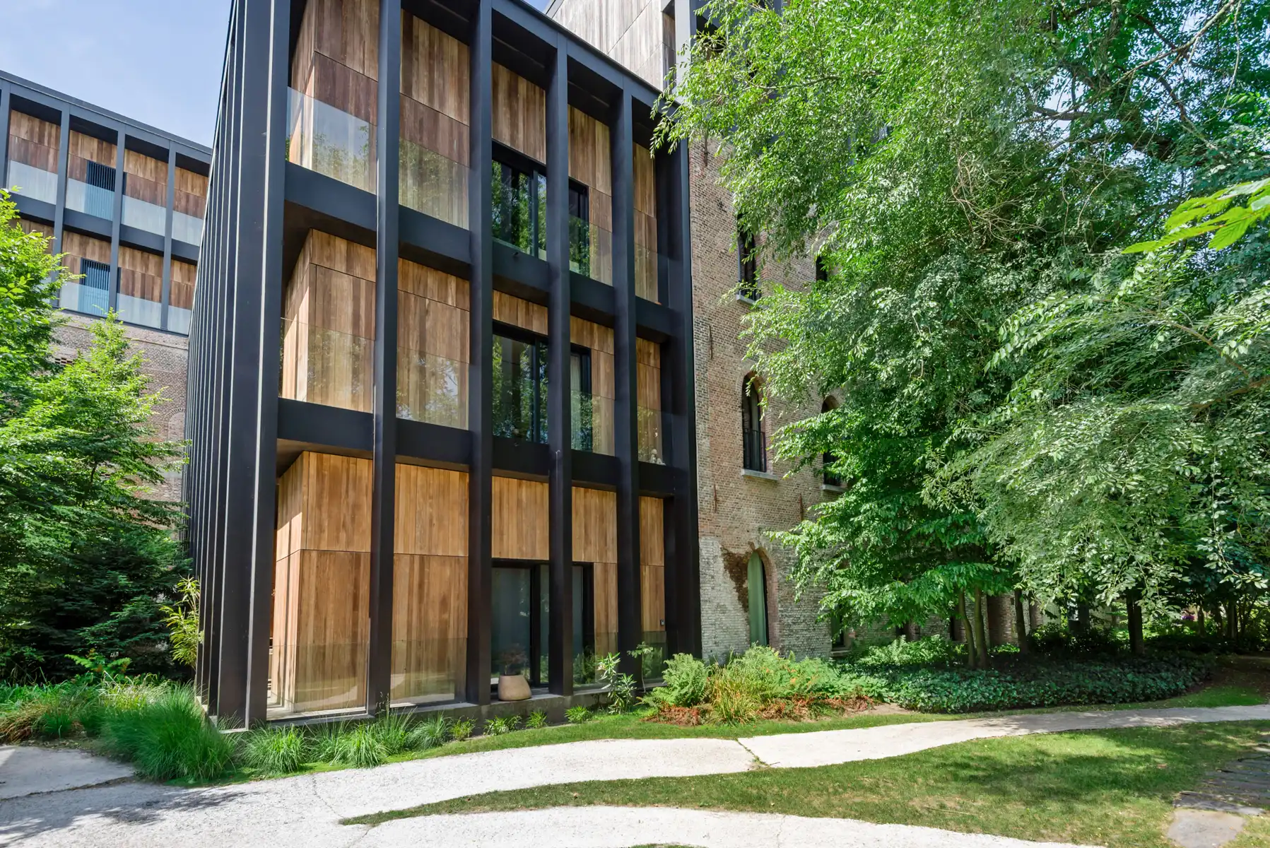 Exclusieve loft van 240 m² in Axel Vervoordt Kanaalproject foto {{pictureIndex}}