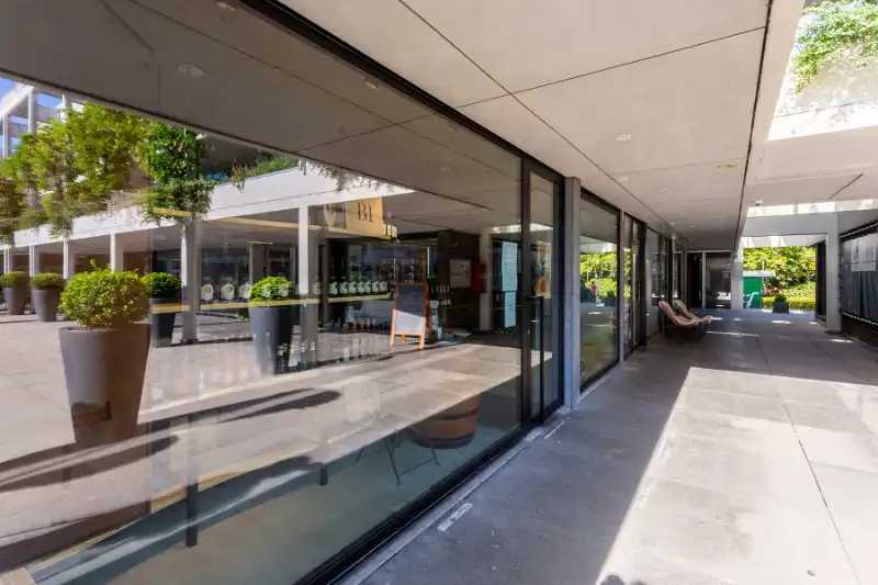 Prachtig handelspand met 2 grote etalages, gratis parking! Toplocatie Patio Donk! foto 15