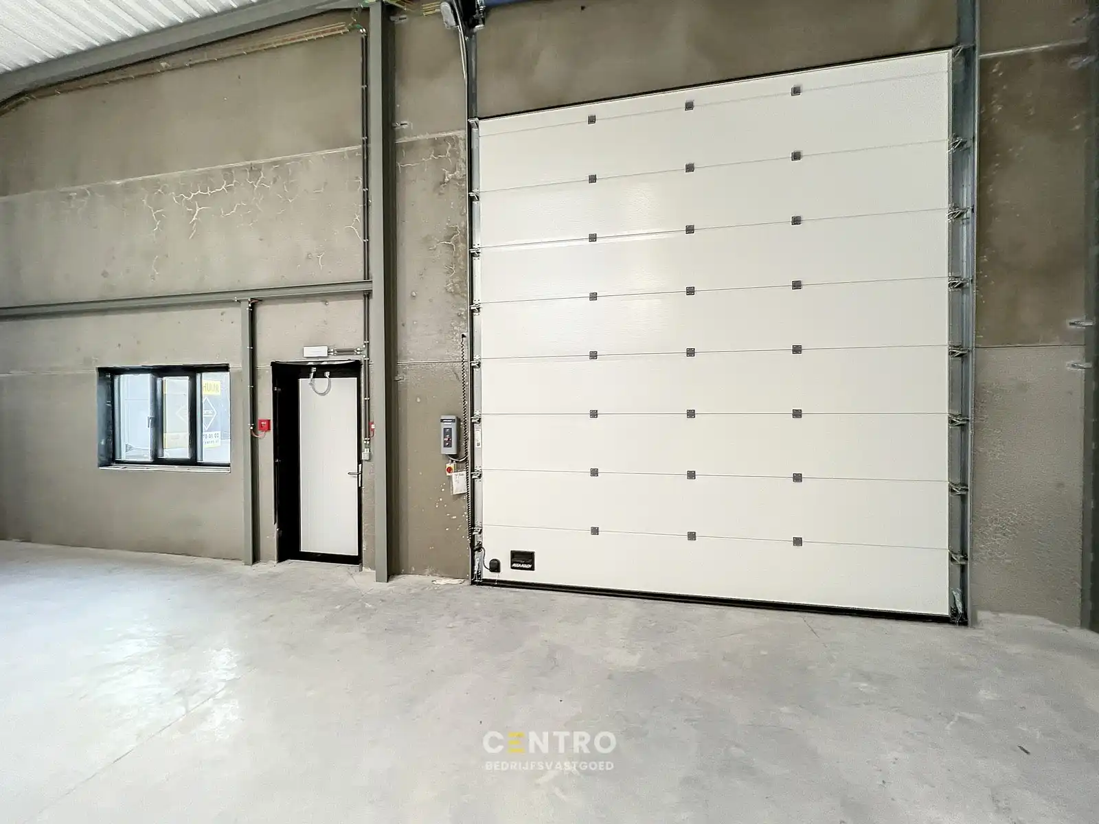 NB MAGAZIJN (312m2), voorzien van sectionaalpoort, deur, raam (voor kantoor) en 2 private parkeerplaatsen op industriezone te Waregem. foto 7