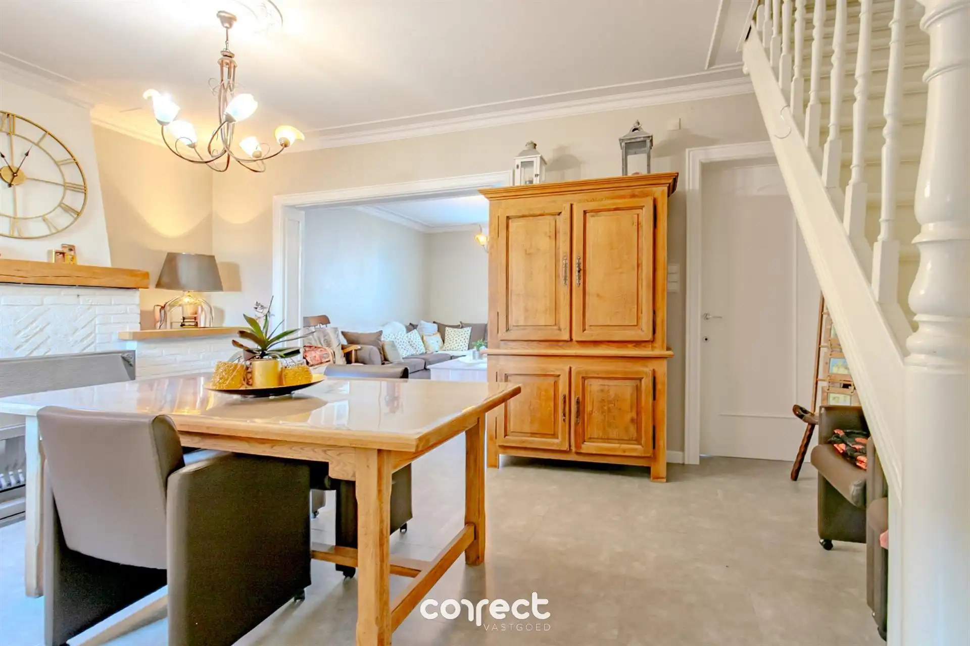 Halfopen bebouwing met ruime oprit, garage, carport en 3 volwaardige slaapkamers. foto 2