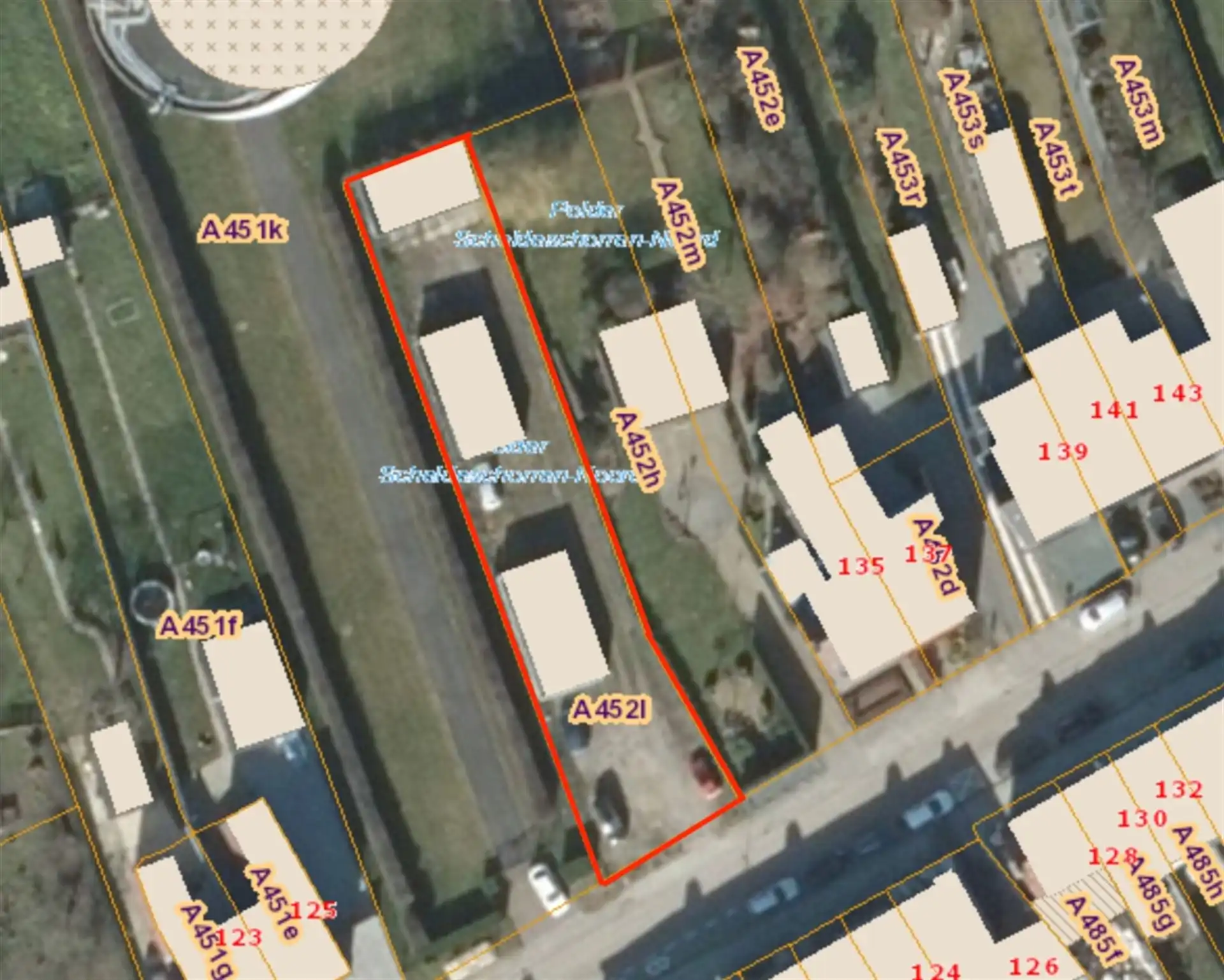 Bouwgrond met 11 garages foto 8