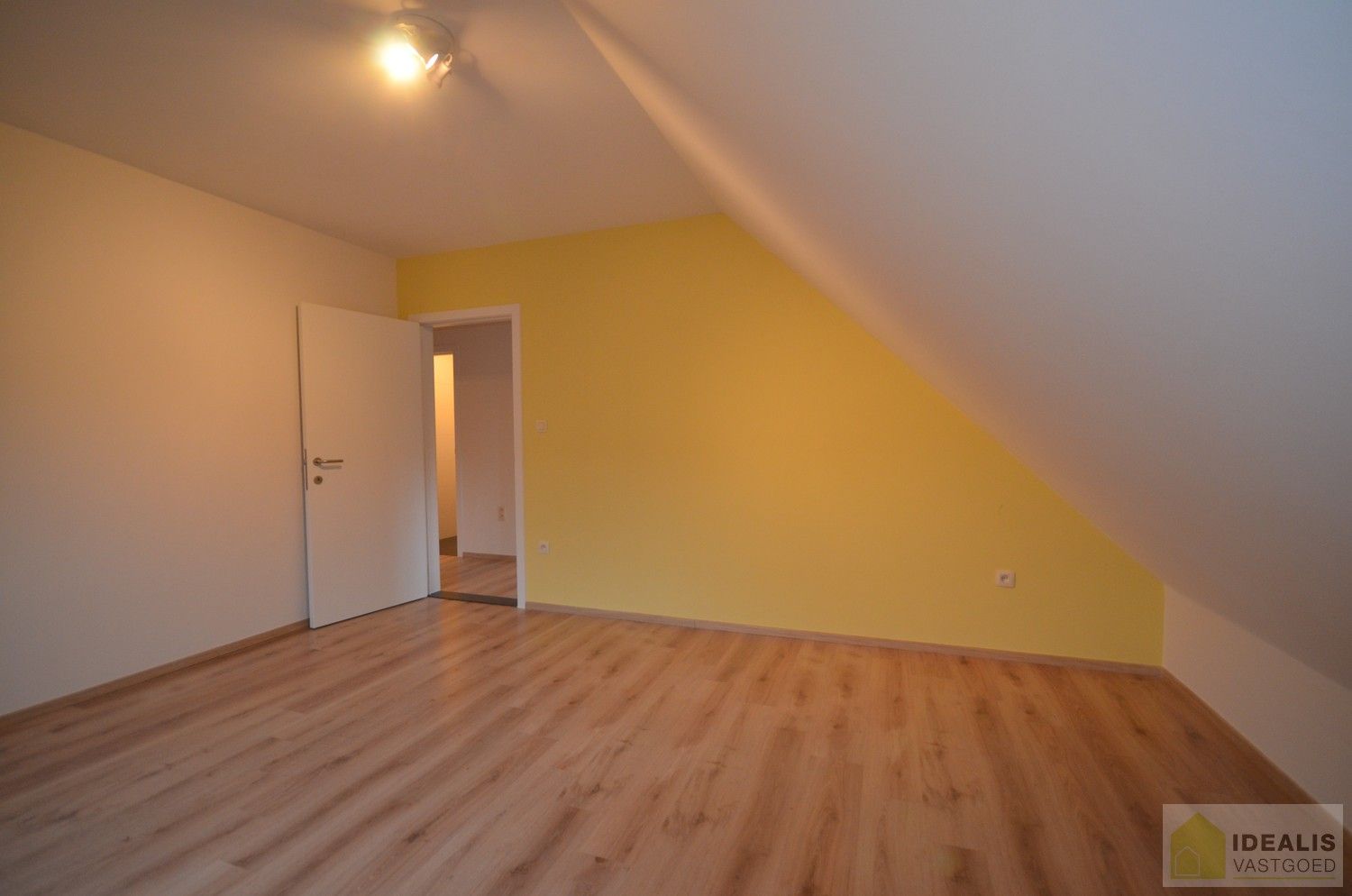 LUXUEUS AFGEWERKTE VILLA IN ZEER GOEDE STAAT! Deze ruime woning omvat o.a. een grote leefruimte, ruime keuken met bergplaats, wasplaats, 3 slaapkamers, ruime badkamer, inpandige garage en bergzolder! De villa is gelegen op een perceel met een opp. +/-13a dat volledig is aangelegd en omheind! Zeer geschikt voor kandidaten op zoek naar een rustig, doch centraal gelegen instapklare woning. foto 24