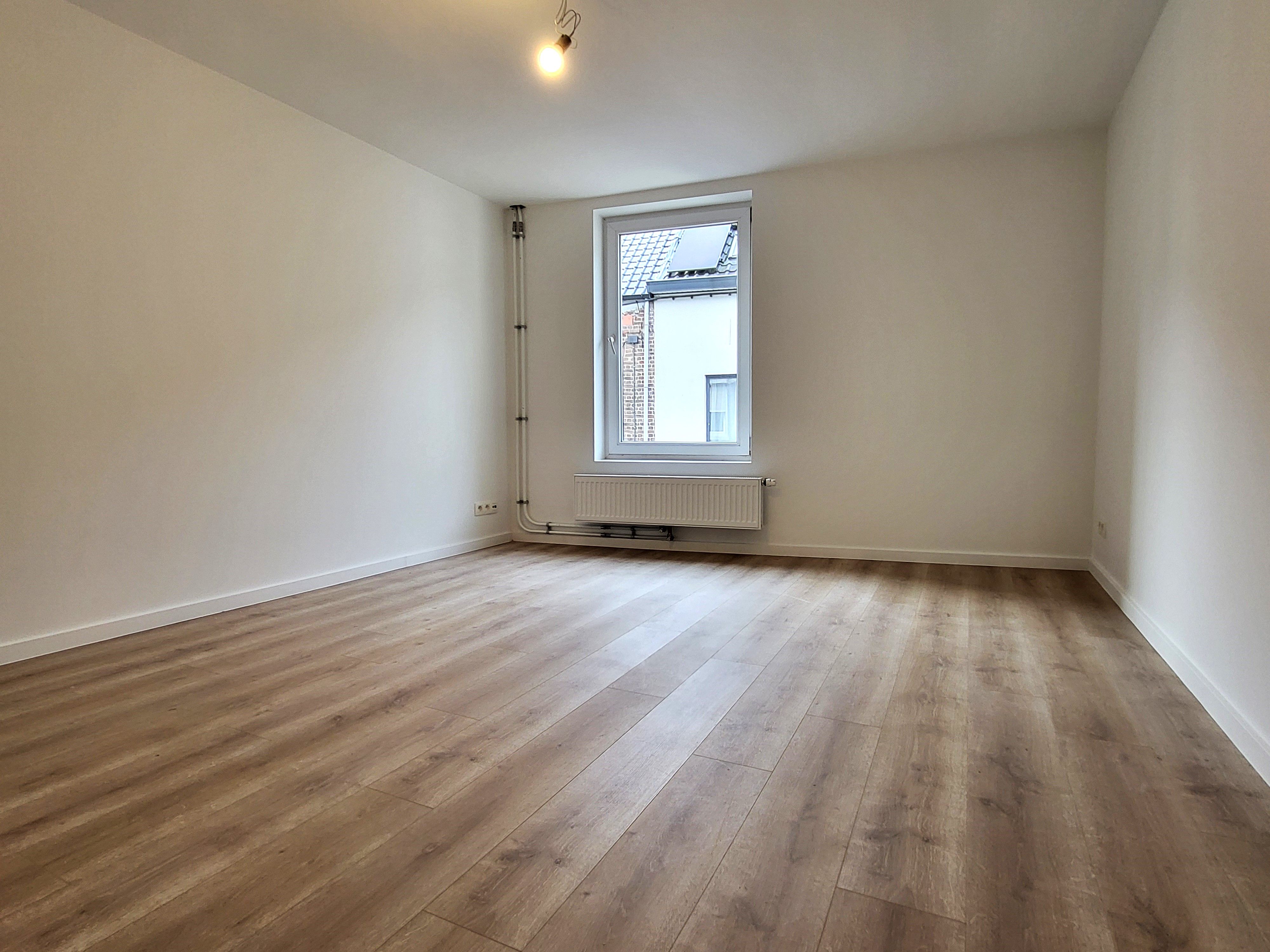 Deze volledig gerenoveerde woning (2025) biedt modern wooncomfort op een centrale ligging in het centrum, met winkels, scholen en openbaar vervoer op wandelafstand.  foto 22