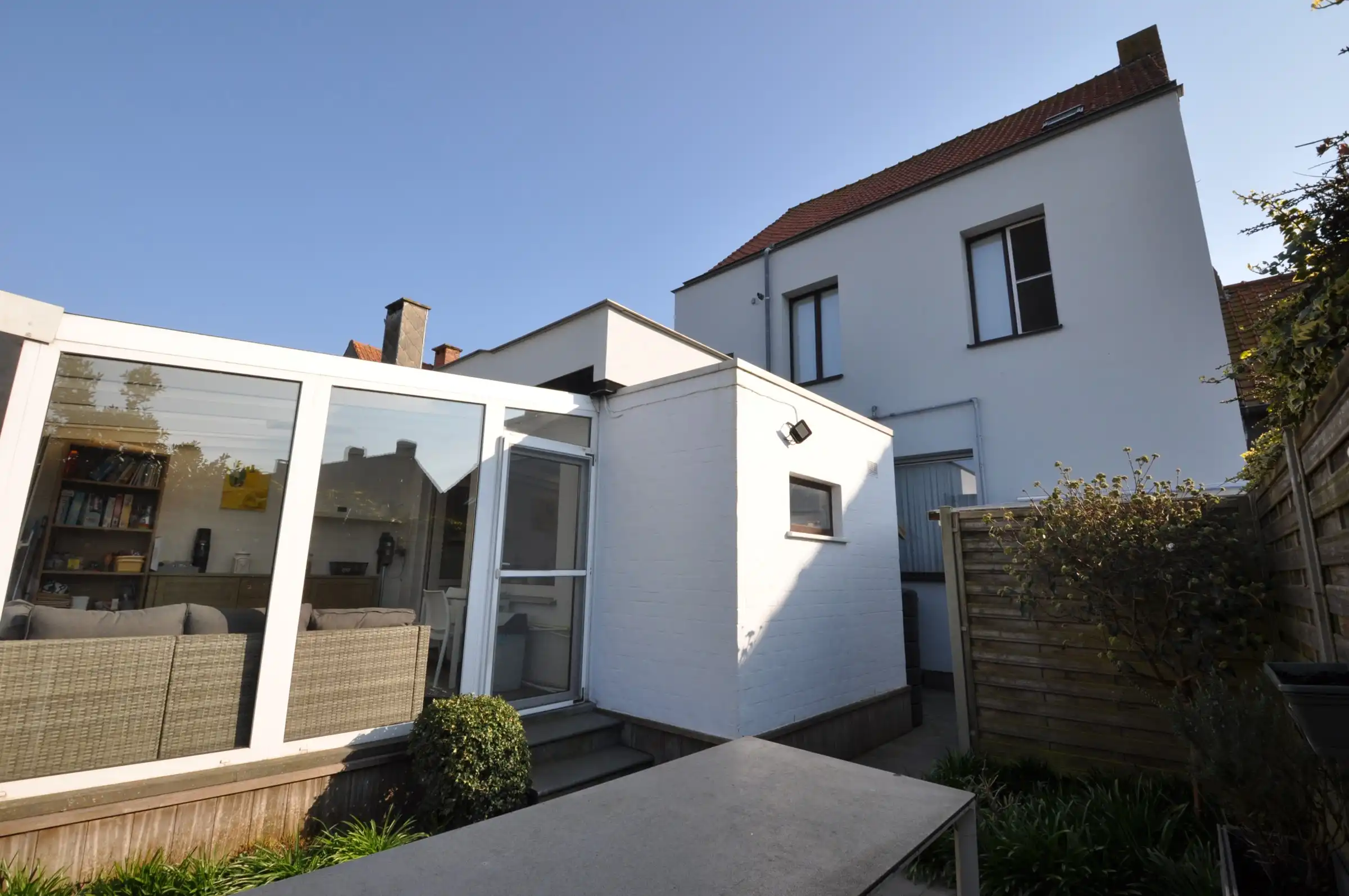 Instapklare  herenwoning in het centrum van Zandvoorde foto {{pictureIndex}}