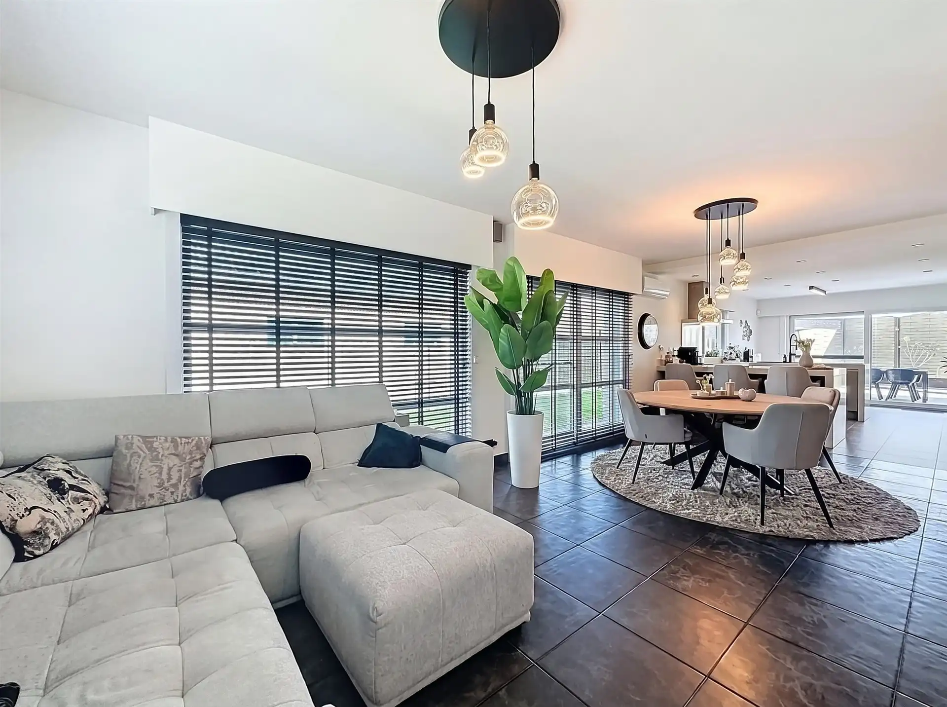 Ruime, luxueuze open bebouwing met 4 slaapkamers, 2 badkamers en garage op een perceel van 741m².  foto 2