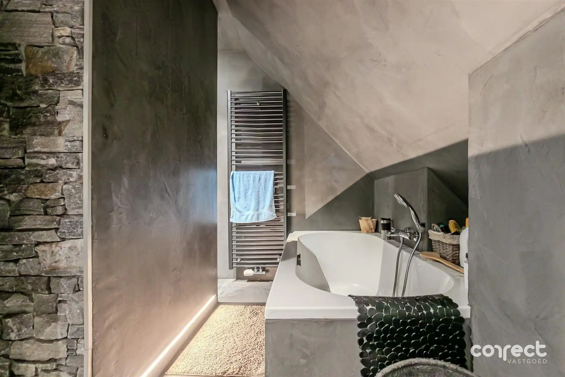 Op een perceel van 1.023 m² bevindt zich deze ruime villa met vier slaapkamers, rustig gelegen in Pervijze.  foto 12