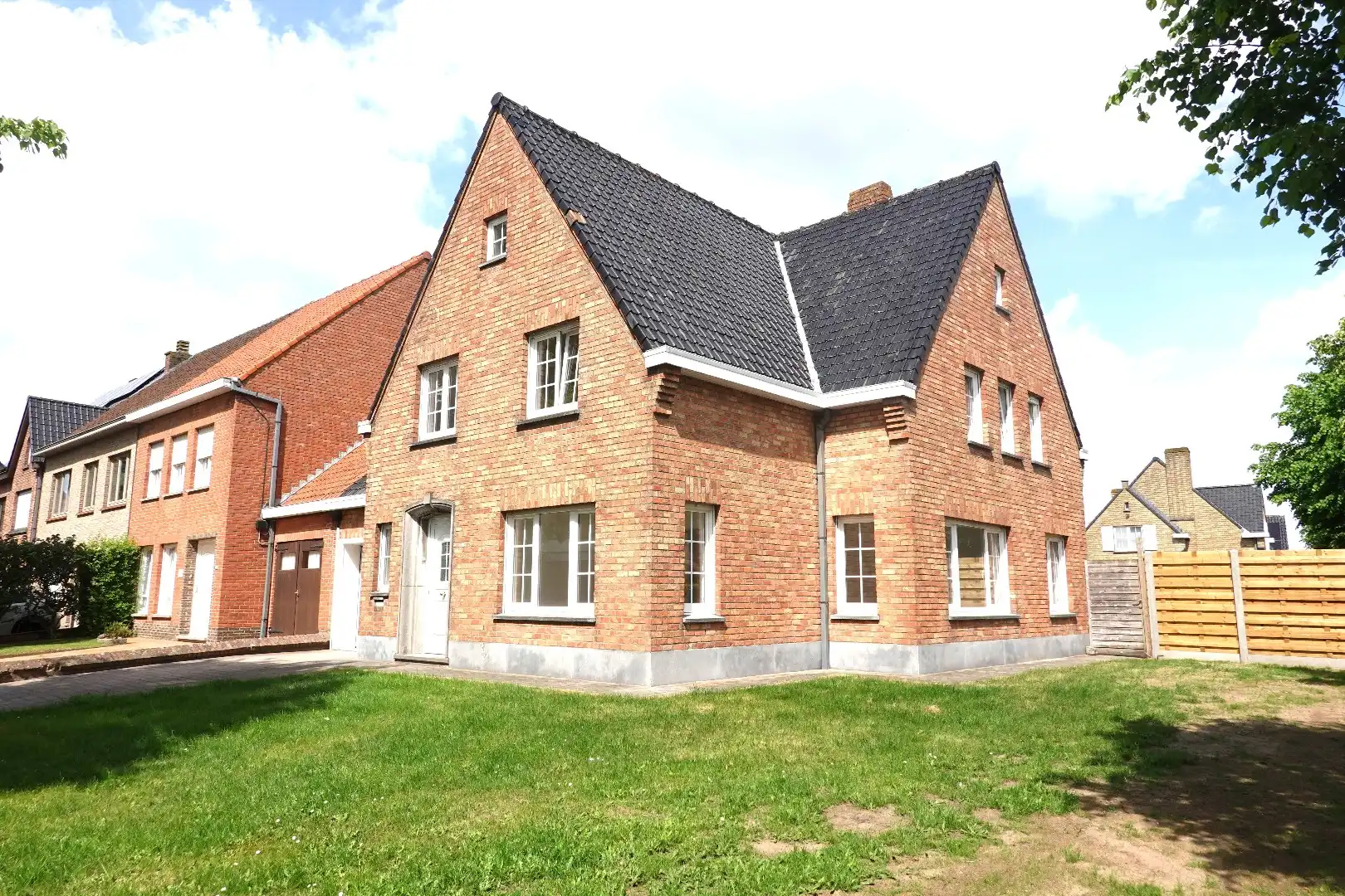 Te huur: ruime woning met 5 slaapkamers, tuin en garage foto {{pictureIndex}}