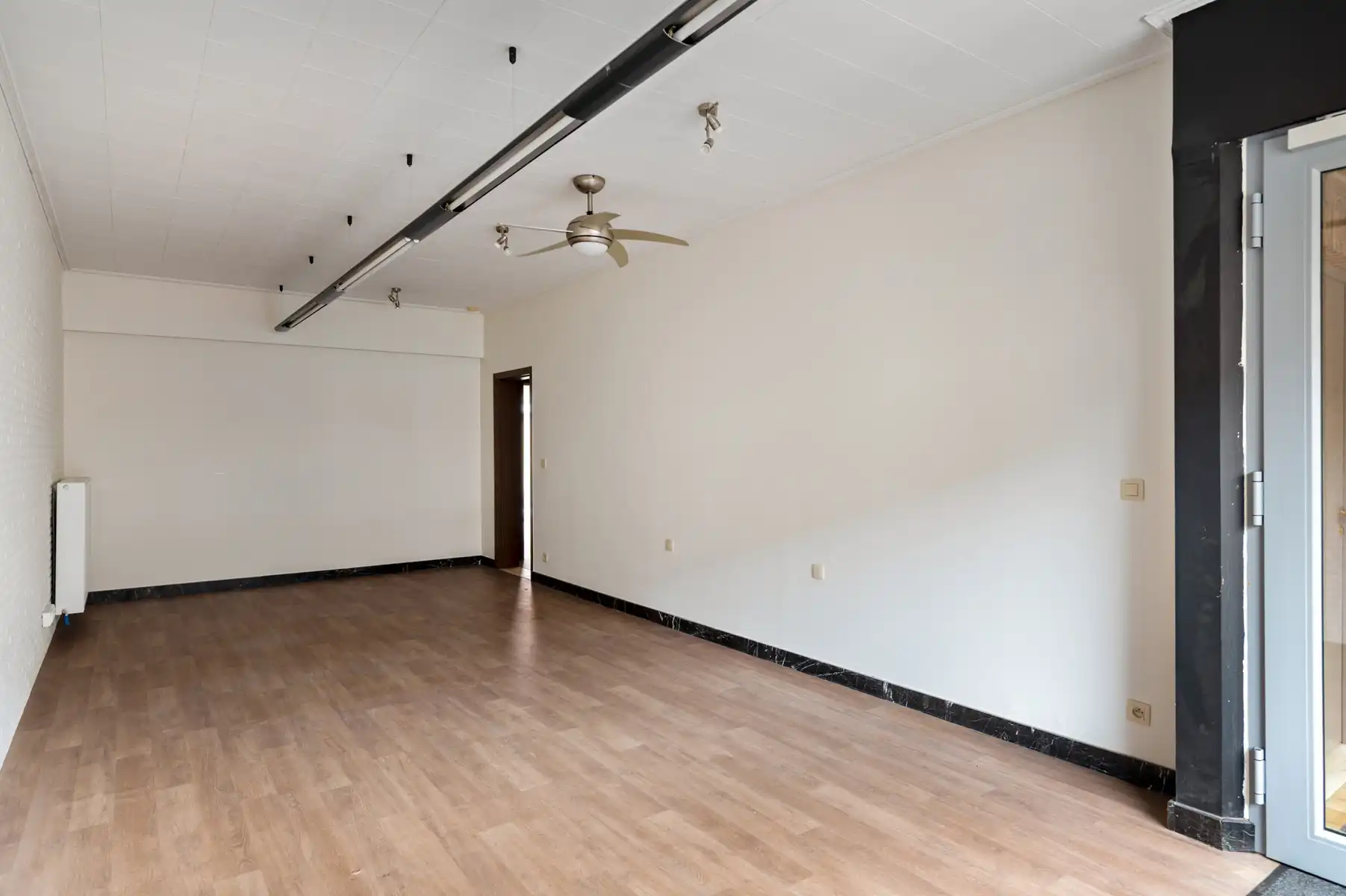 Gelijkvloers handelsruimte met koer én woonst op verdieping foto 7