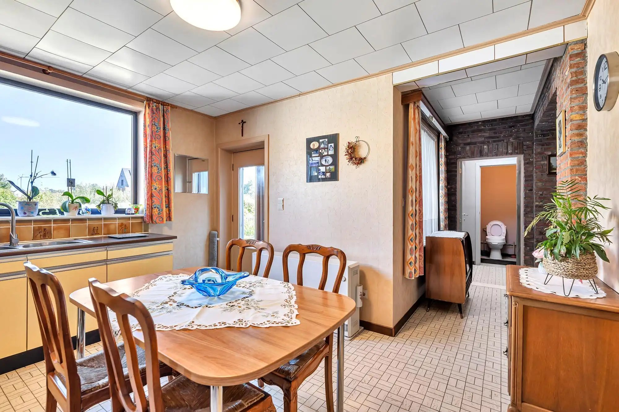 Rustig gelegen, goed onderhouden woning met twee garage's foto 9