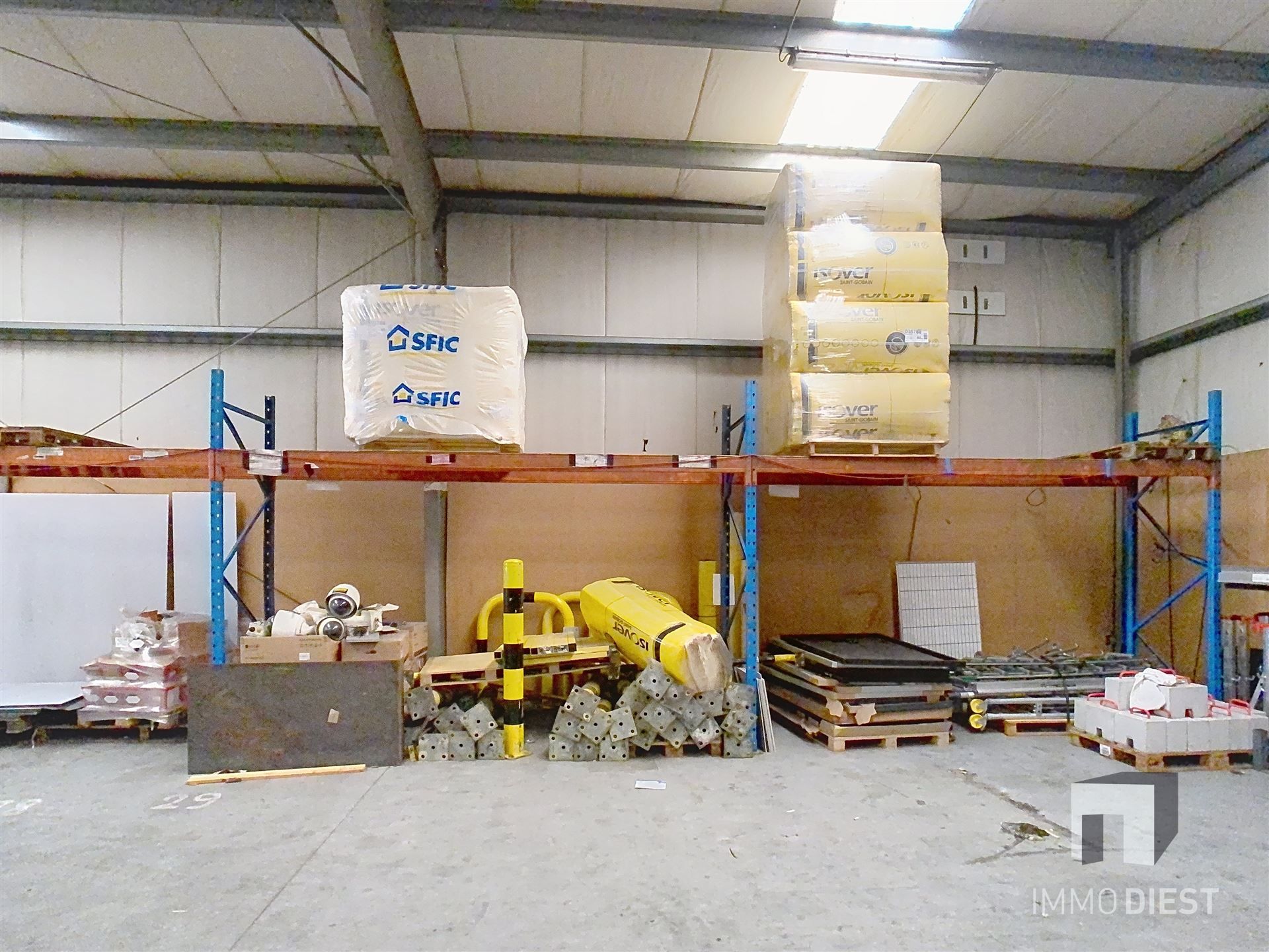 Industrieel gebouw met magazijnen en burelen foto 14