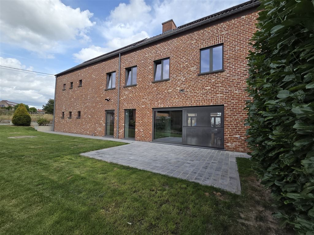 Mooie gerenoveerde energiezuinige  open bebouwing met hangaar en bijgebouwen foto 7