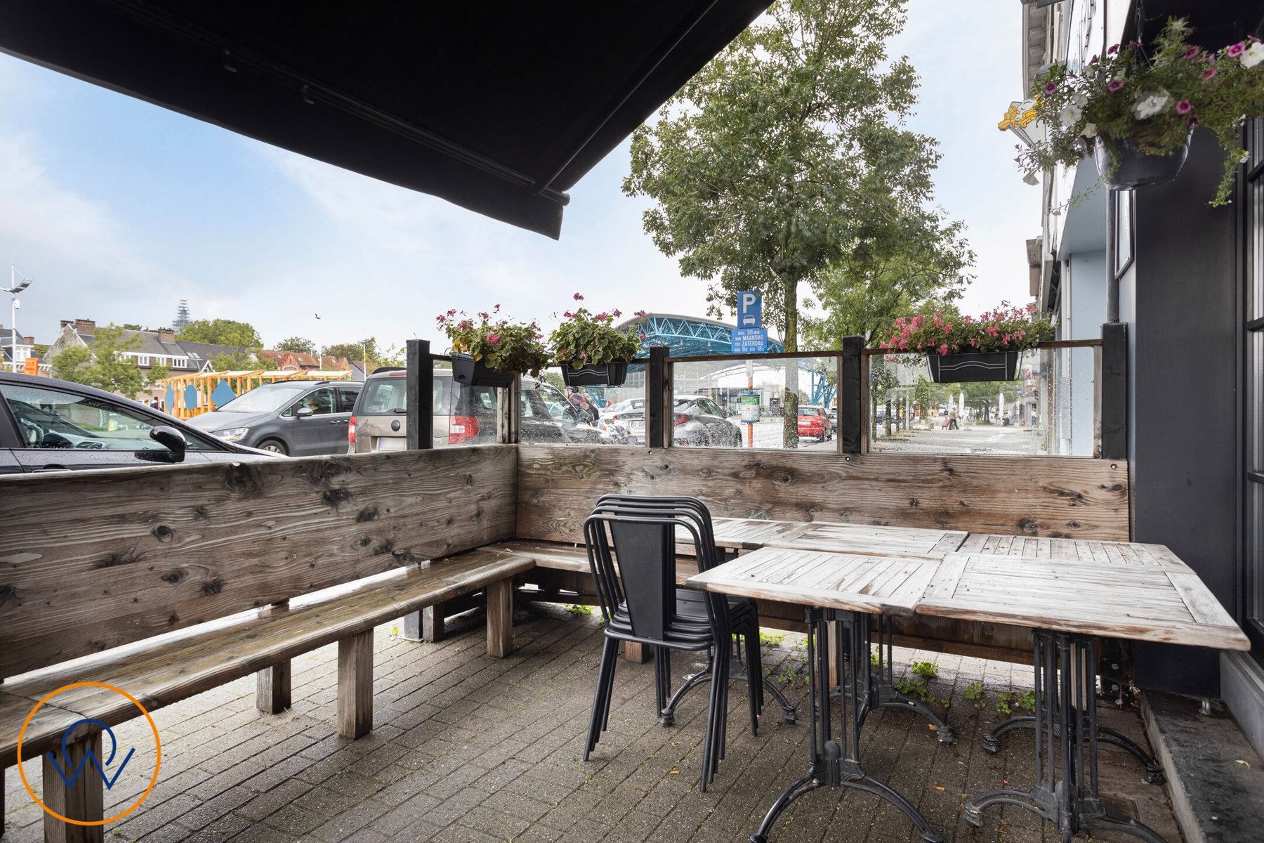 Gebouw momenteel ingericht als restaurant op stationsplein van Halle. foto 19