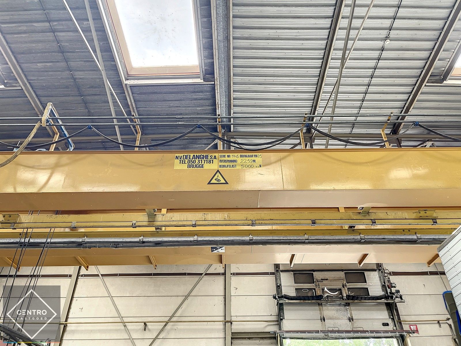 Instapklaar BEDRIJFSGEBOUW met 2 sectionaalpoorten, een vrije hoogte van 7m (nok 9m) en verhard koer (buitenstockage - Parkings). Op industriezone "Herdersbrug" te Brugge. foto 8