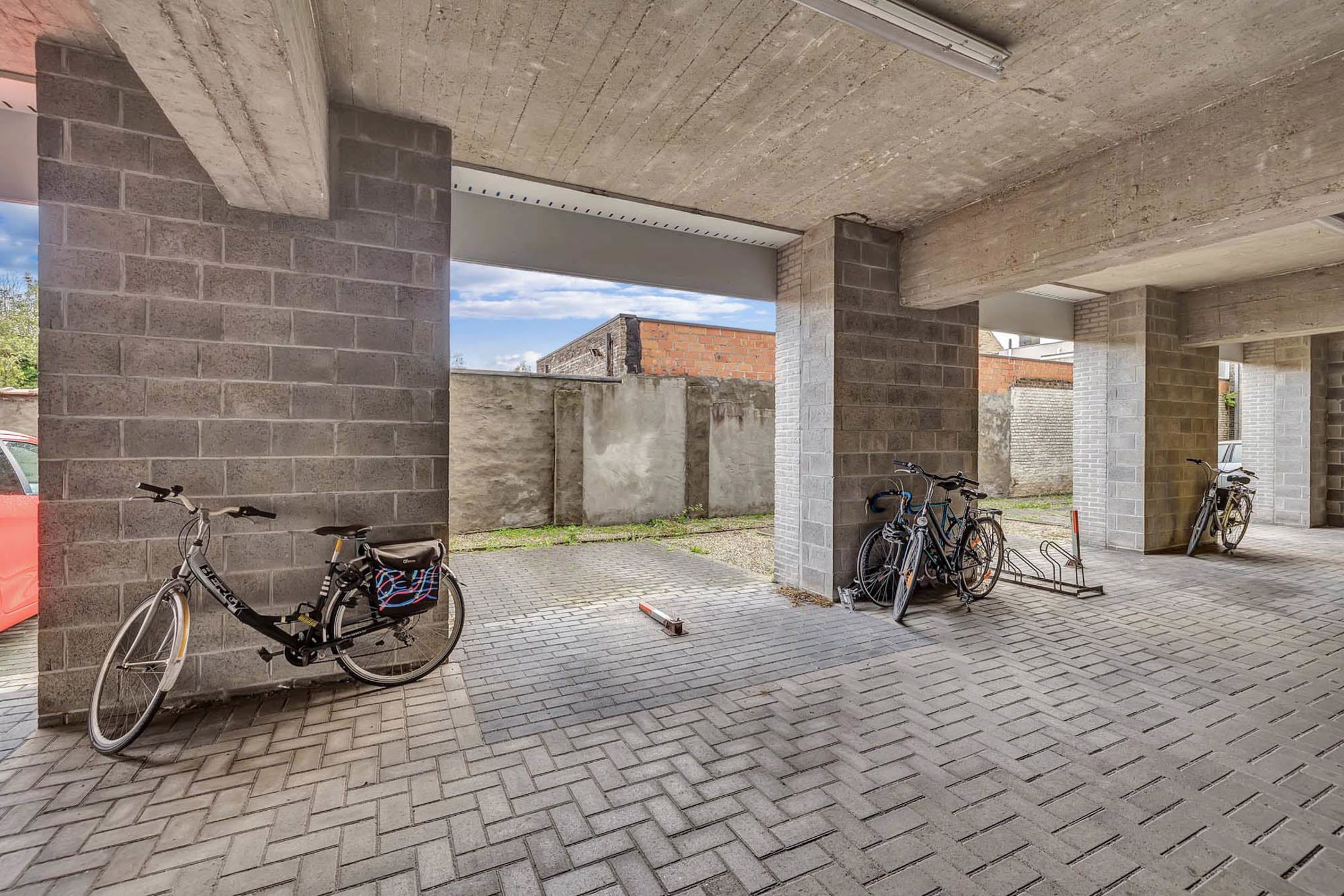 Modern appartement met terras en staanplaats in Denderleeuw foto 14