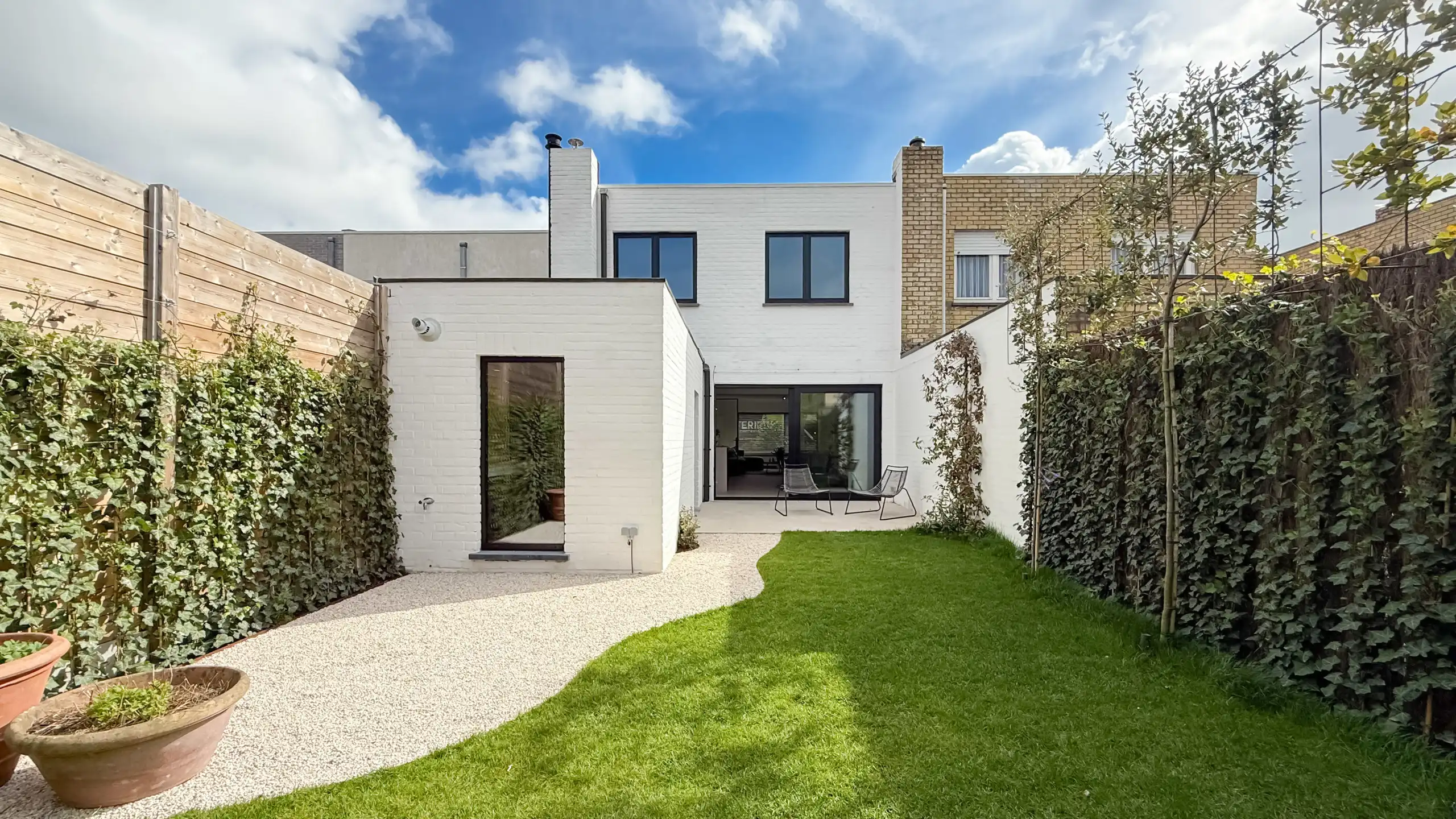 Gerenoveerde woning met zonnige tuin nabij de Graaf Jansdijk foto {{pictureIndex}}