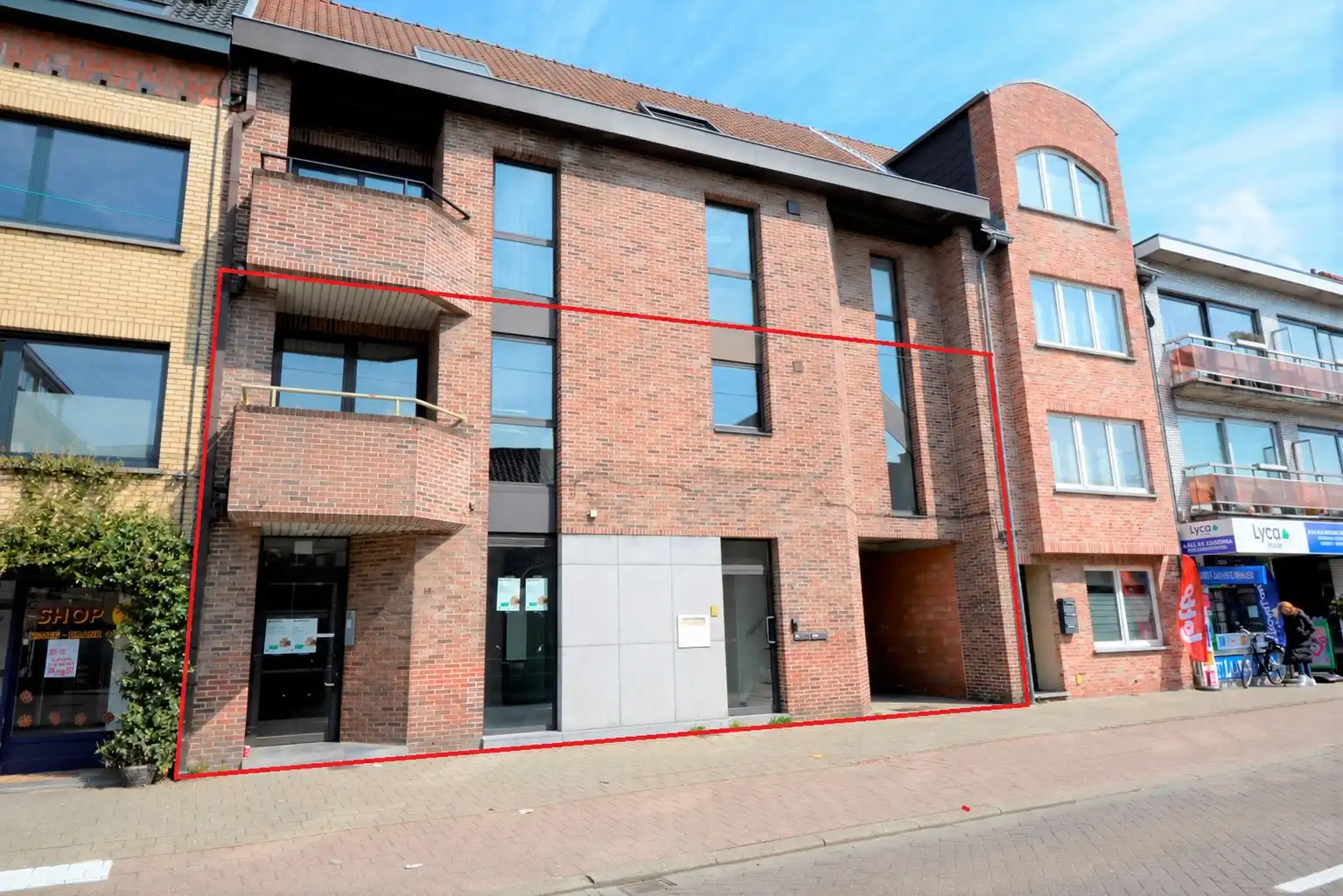 Voormalig bankkantoor met zeer veel mogelijkheden!  foto {{pictureIndex}}