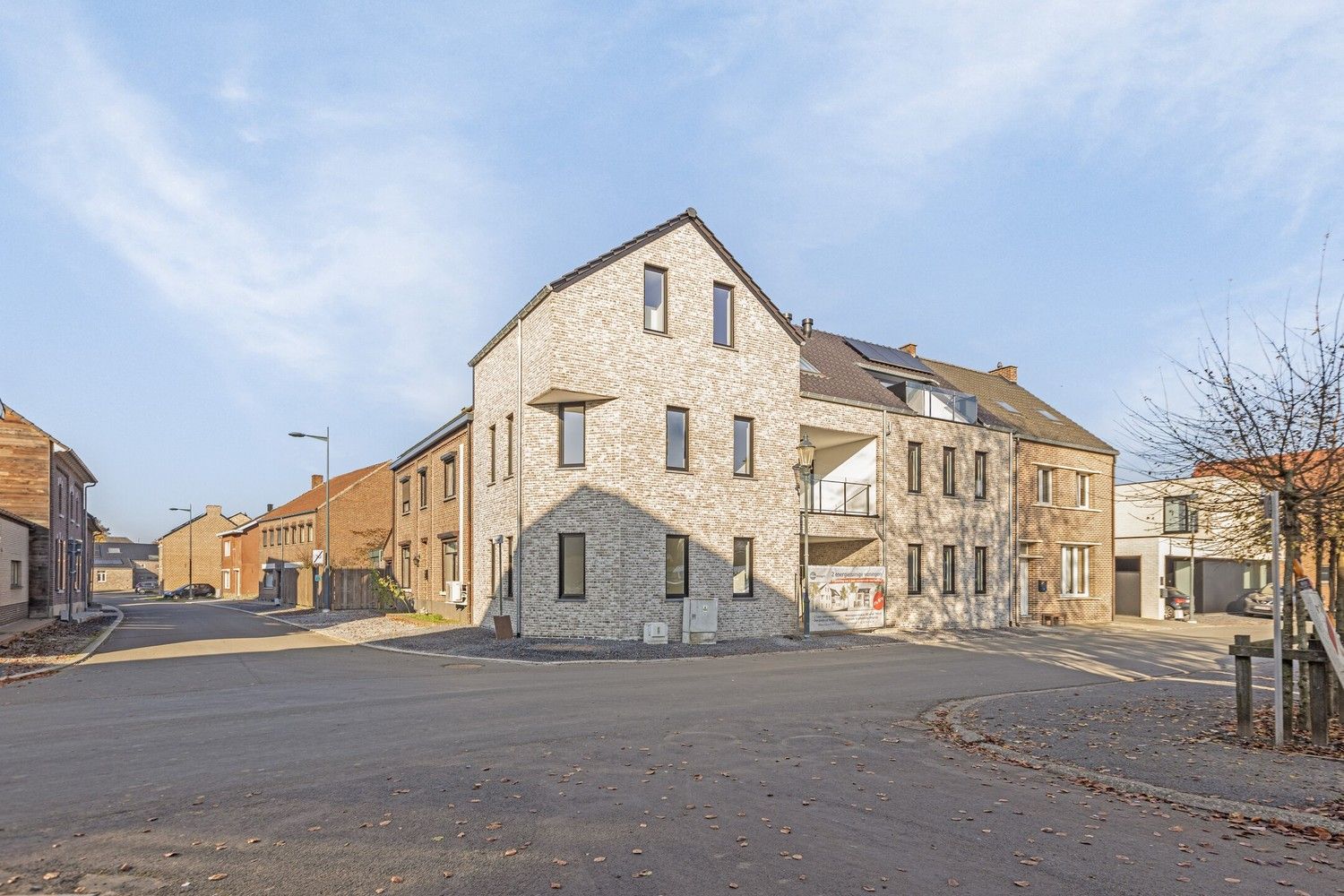 Moderne nieuwbouwwoning met twee slaapkamers in het centrum van Vucht foto {{pictureIndex}}