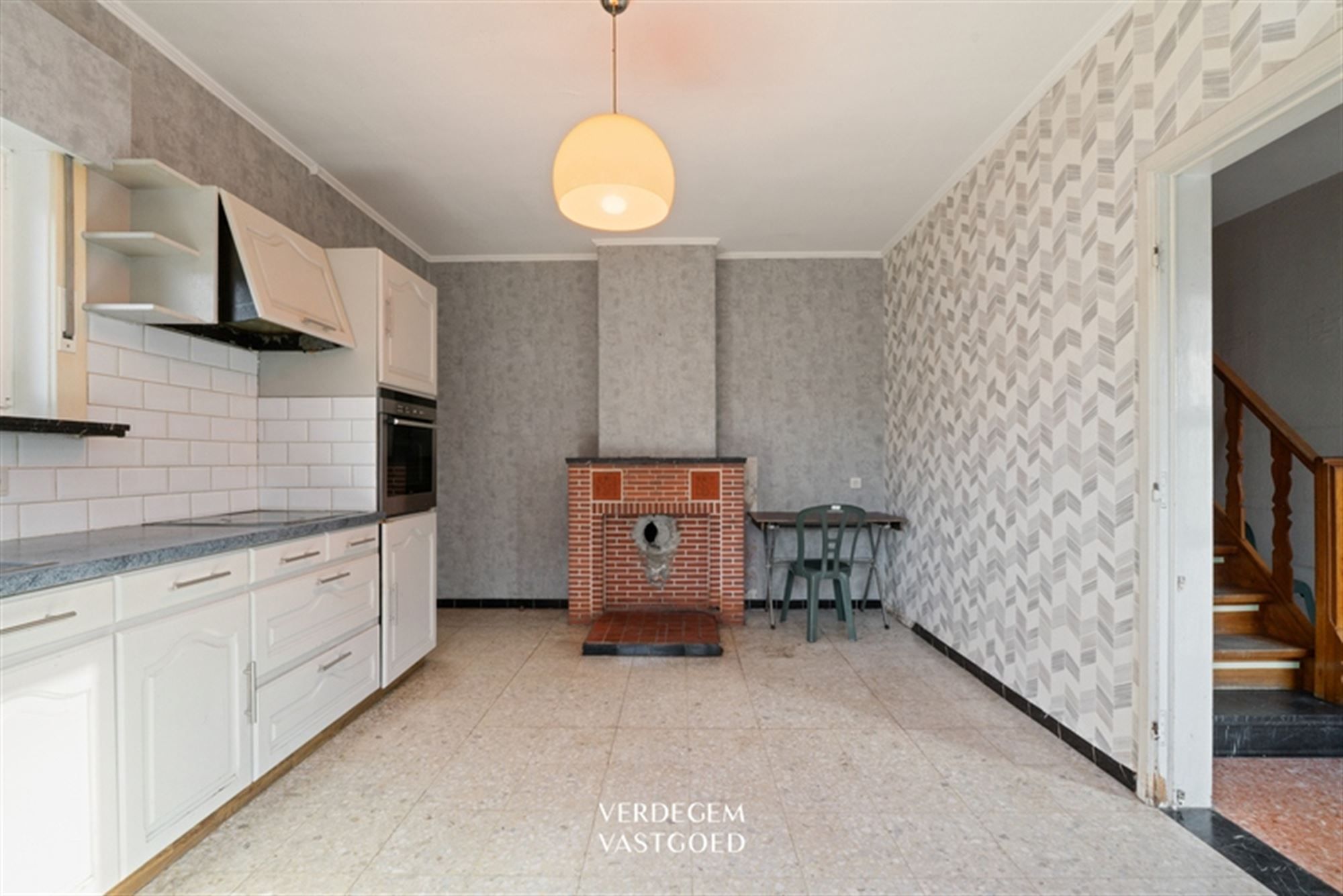 Ruime, op te knappen, woning met 3  slaapkamers, tuin en garage foto 6