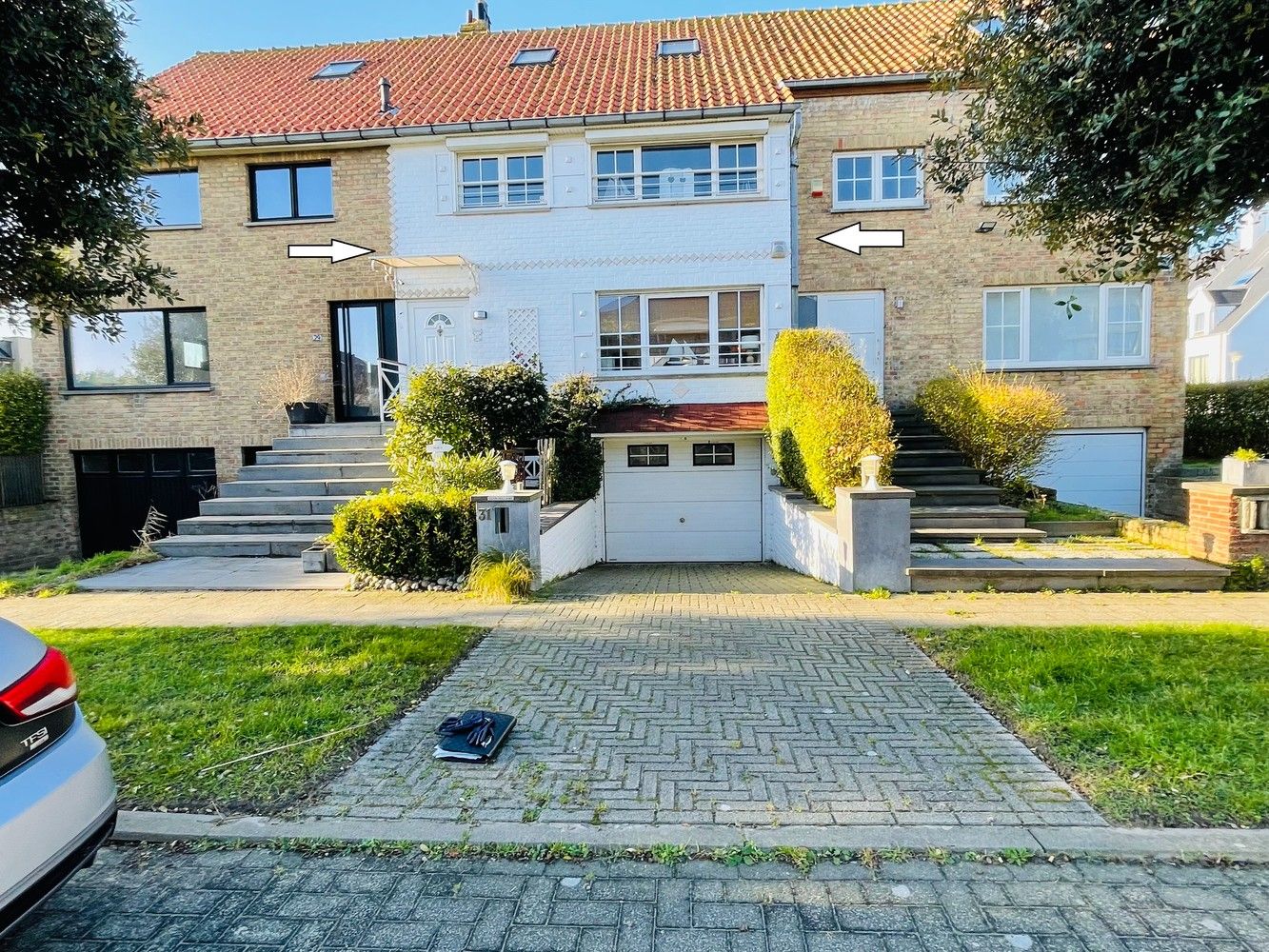 Zeebrugge op 50meter van het strand Uiterst charmante totaal gerenoveerde RUIM WOONHUIS met 5 SLAAPKAMERS en 3 BADKAMERS en 3 TERRASSEN. Grote troef is 2 AUTOSTAANPLAATSEN en ruime GARAGE.  Oprit, grote garage, werkplaats, plaats voor fietsen, ingerichte STUDIO met tuintje op het zuiden.  1éV:  Zalige living , ingerichte open keuken, uitgevend op een groot zonneterras.Long island style. 2é V: 3 leuke slaapkamers , 2 badkamers. Onder het dak  4 é slaapkamer uitgevend op mooi terras met prachtig vergezicht.Bebouwde oppervlakte van 230 m2 Grondoppervlakte is 137m2 Magnifiek, Perfect onderhouden  Juist verhuizen ! Zalig Wonen!  Zowel hoofverblijfplaats, als vakantieverblijf aan Zee . foto 2