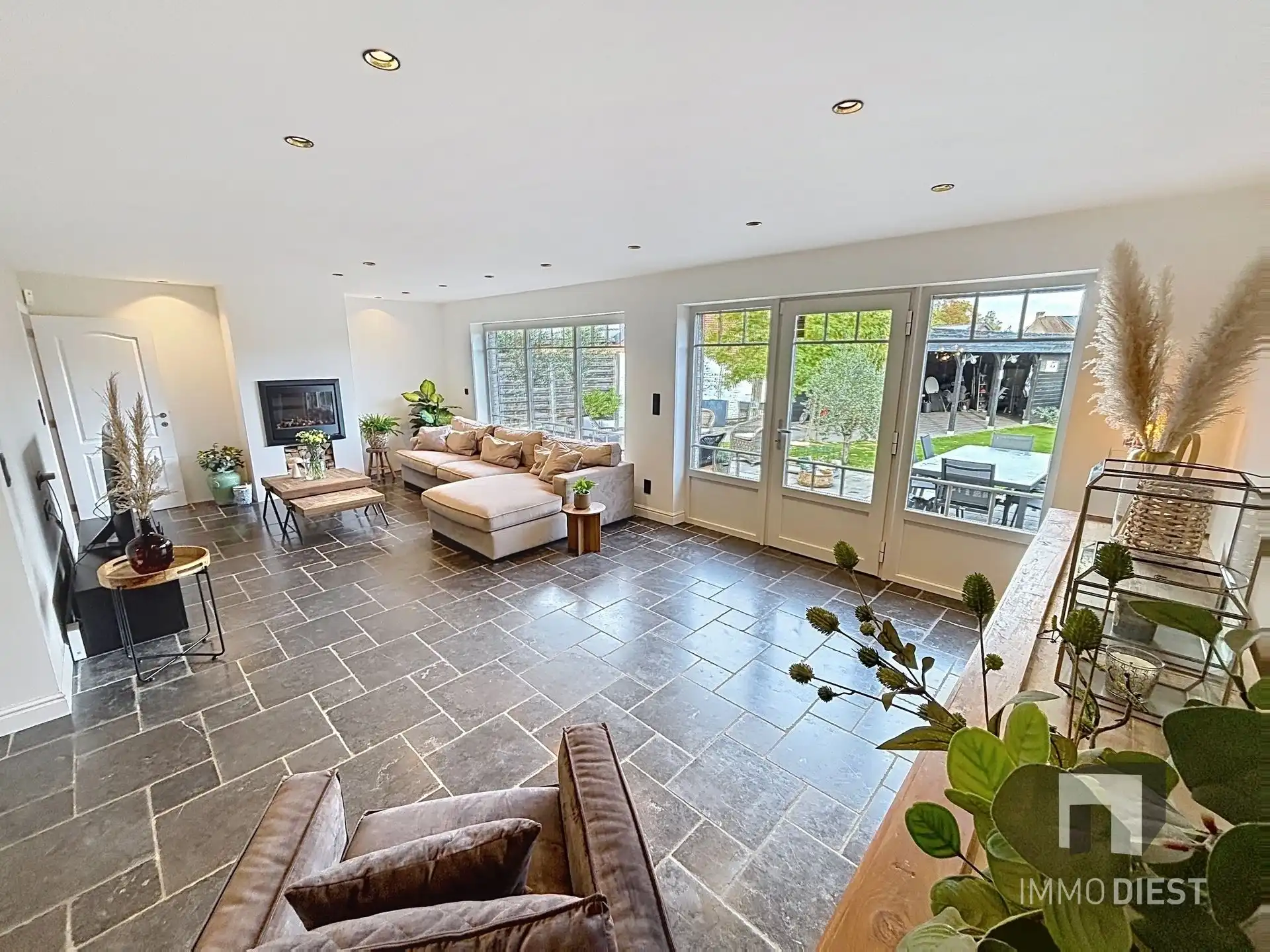 Trendy - volledig gerenoveerde woning met 3 slaapk en 2 badkamers foto 9