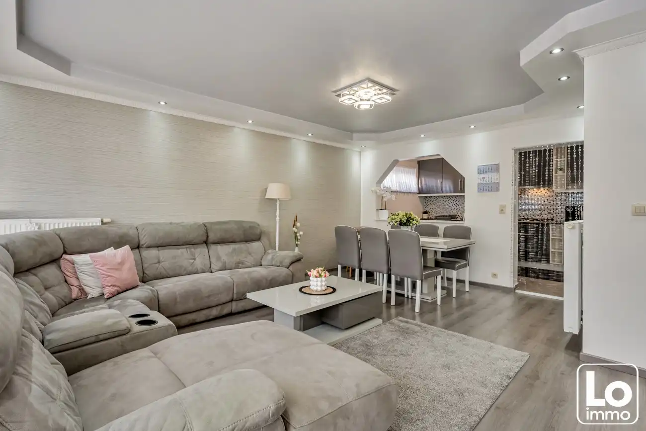 Instap klare half open woning met inpandige garage en kleine voortuin op een toplocatie nabij het centrum van Oostakker! foto 5