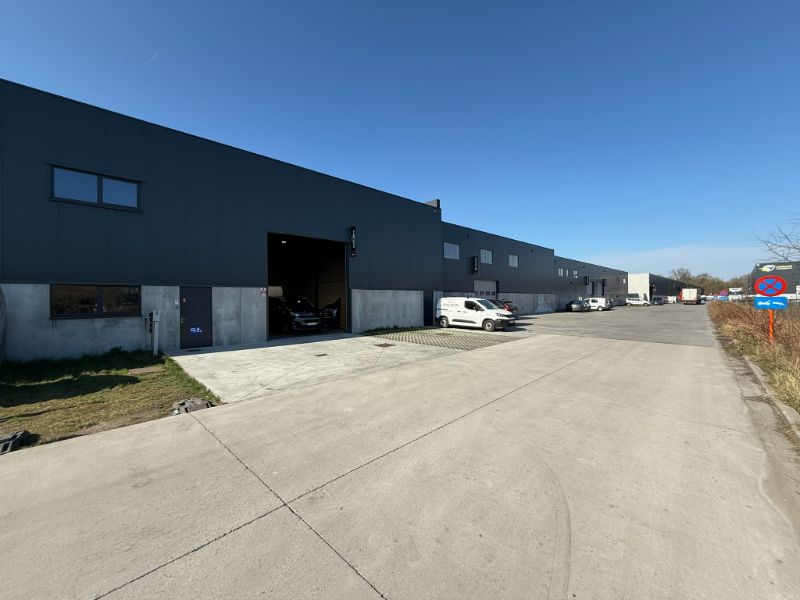 Opbrengsteigendom met verhard terrein aan straatzijde (45m²) te koop op TOPlocatie foto 2