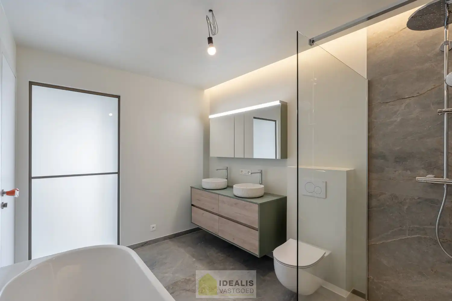 Schitterend volledig vernieuwde woning met 3 ruime slaapkamers foto 40