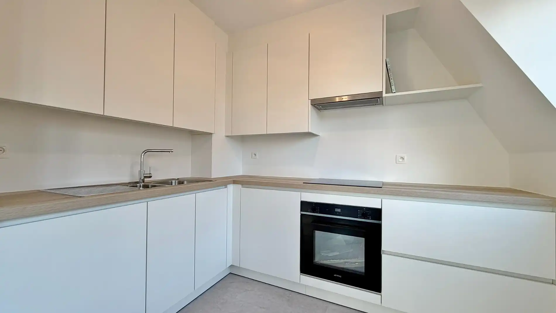 Stijlvol gerenoveerd appartement op toplocatie in het centrum van Ieper. foto 9