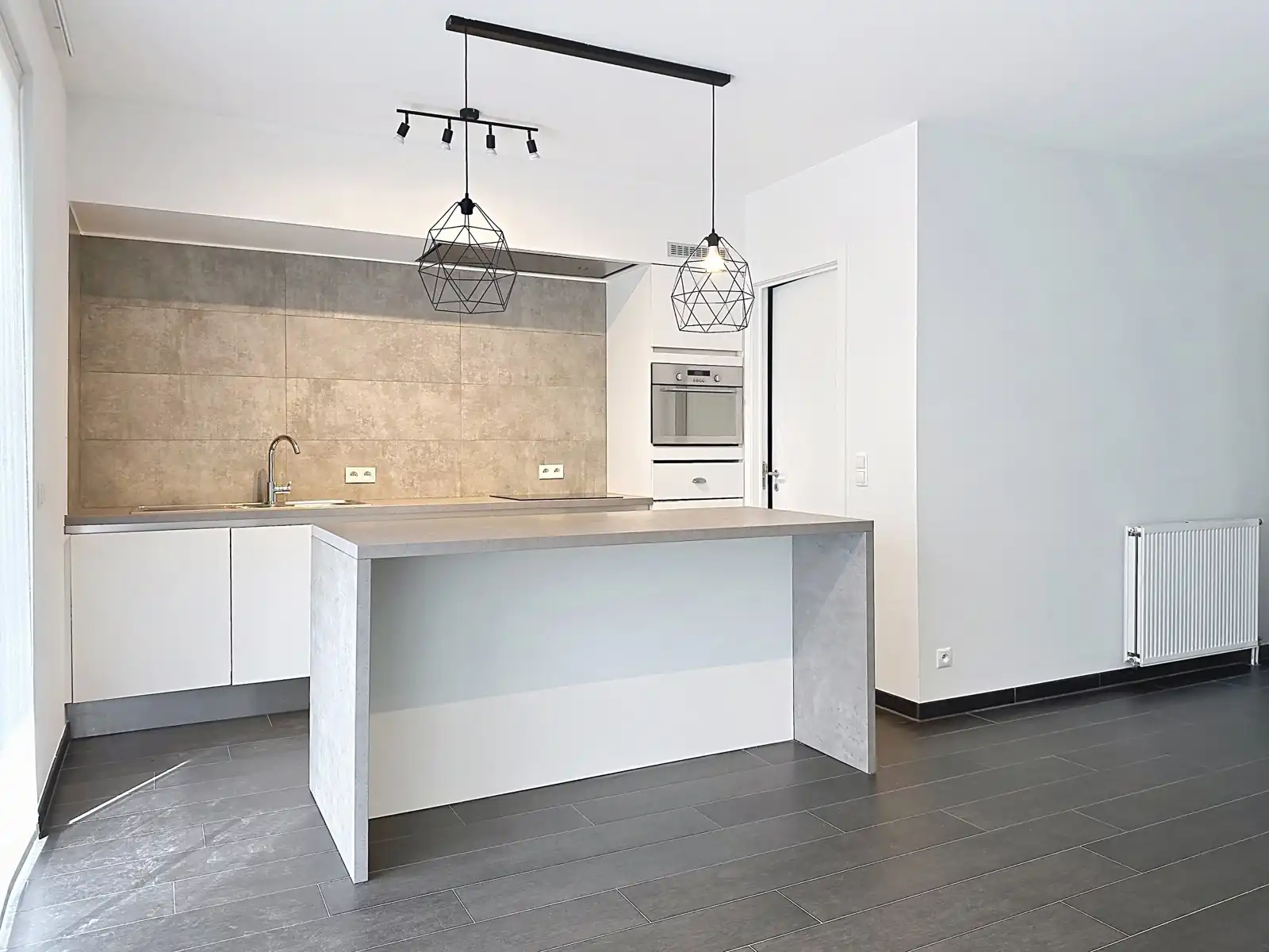 Instapklaar gelijkvloers met twee slaapkamers en ondergrondse staanplaats foto 4
