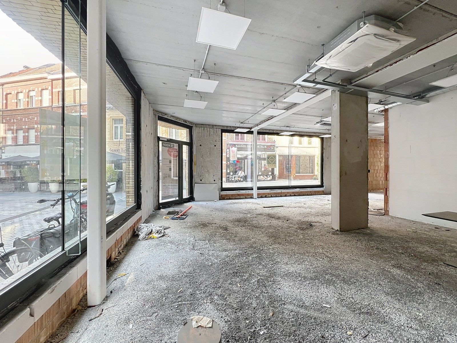 Verder af te werken LICHTRIJK handelsgelijkvloers (± 140m²)  op een HOEK-ligging op 50m van "K in Kortrijk" ! foto 6