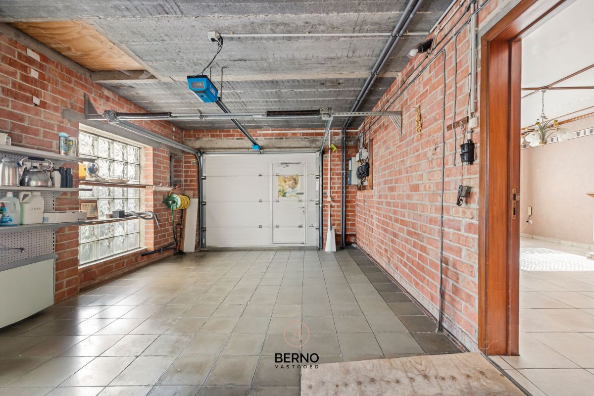 Ruime gezinswoning met garage en uitgestrekte tuin. foto 11