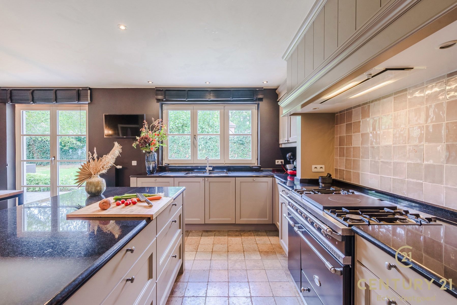 Tijdloze, instapklare villa met 5 slpk en 3 badk op ca1521m² foto 9