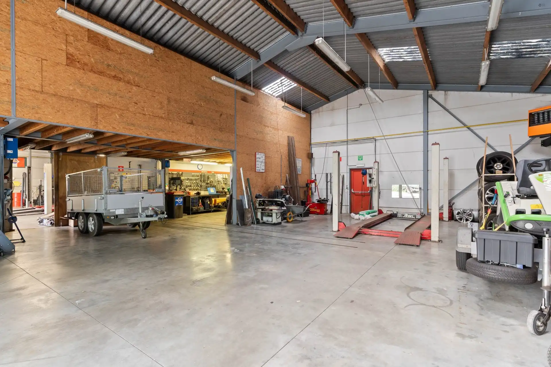 2 Vergunde magazijnen, showroom en woning op een ruim perceel foto 24