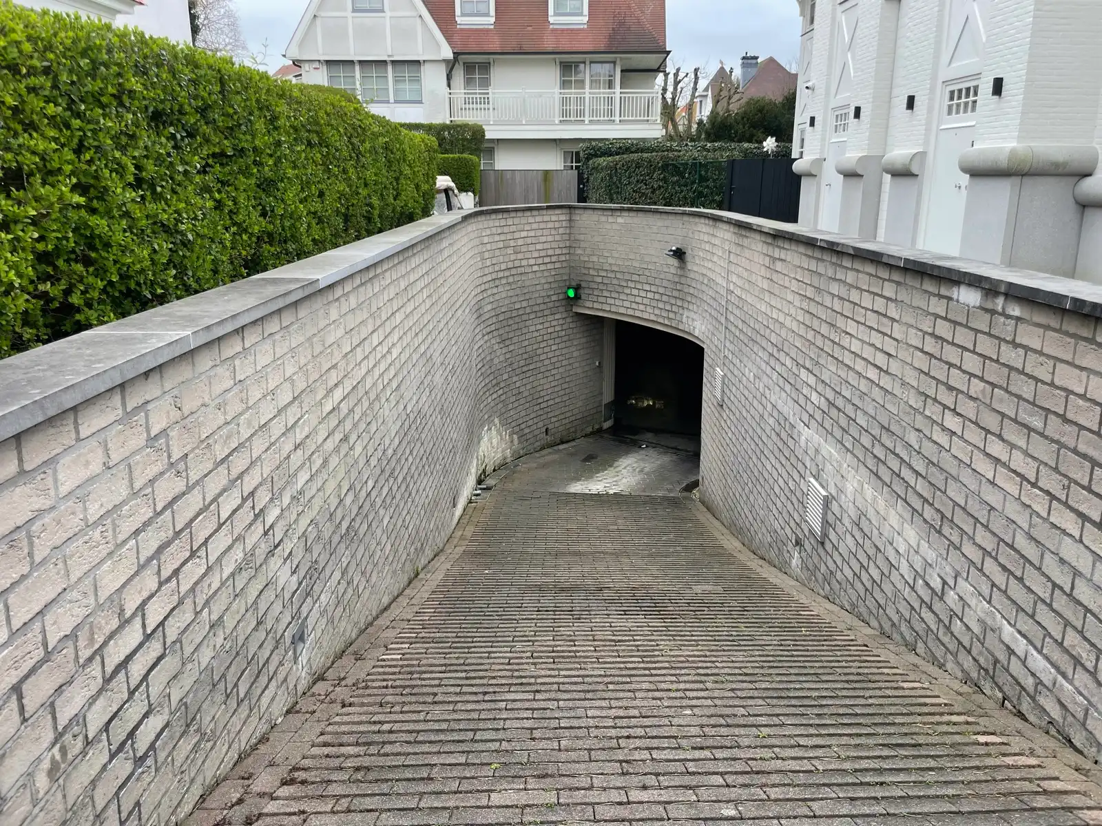 Gemakkelijk inrijdbare staanplaats gelegen op de Elizabetlaan aan het hotel La Réserve foto 4