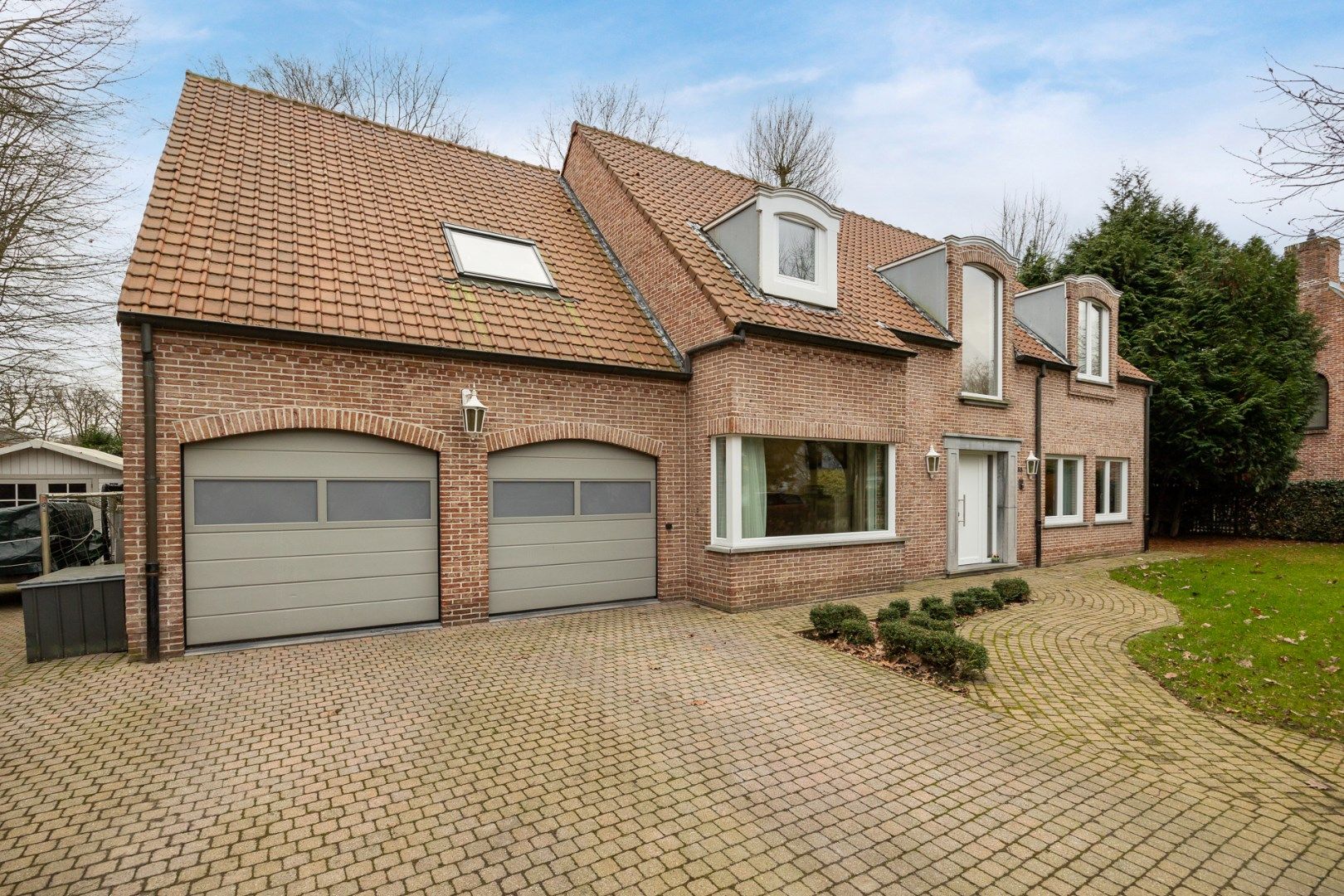 Ruime energiezuinige villa in De List te Schoten met 5 slaapkamers, 2 badkamers, tuin, terras en dubbele garage ! foto 3